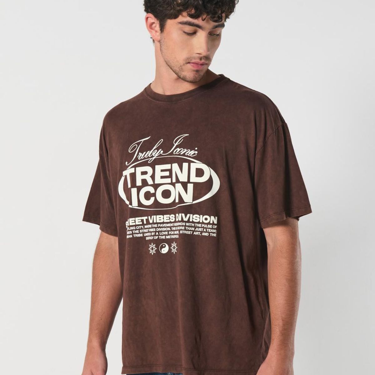 KOAJ - KOAJ Camiseta kaki oversize manga corta con texto urbano Hombre