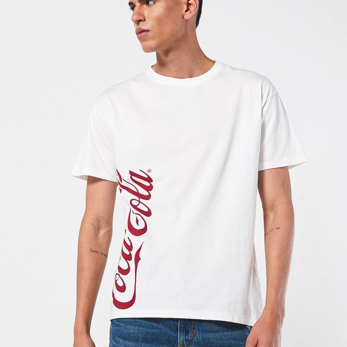 KOAJ - KOAJ Camiseta crema manga corta con diseño rojo de Coca-Col Hombre