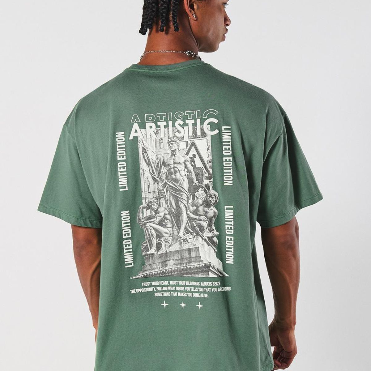KOAJ - KOAJ Camiseta verde de escultura artística oversize manga c Hombre