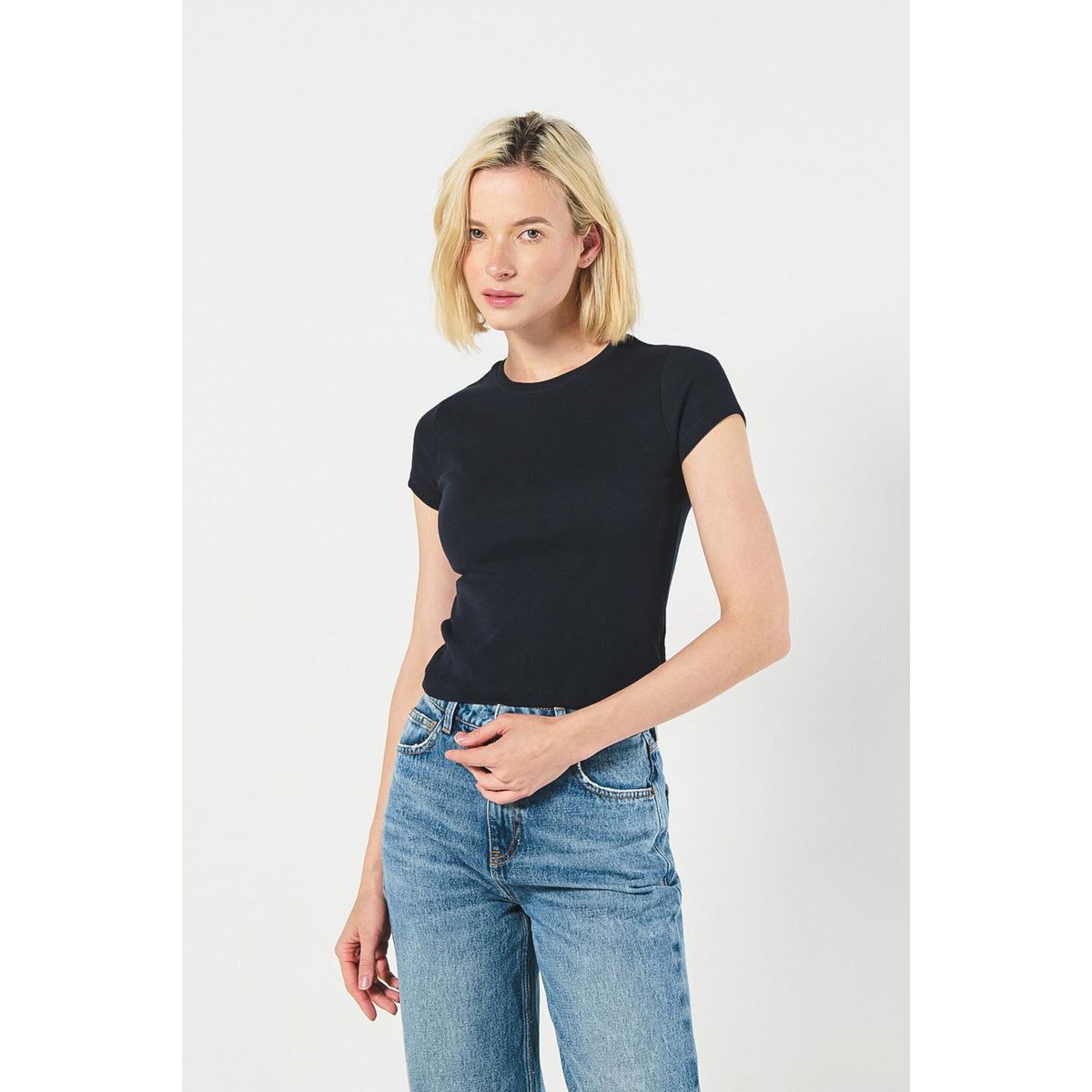 KOAJ - KOAJ Camiseta cuello redondo azul intensa con corte en espa Mujer