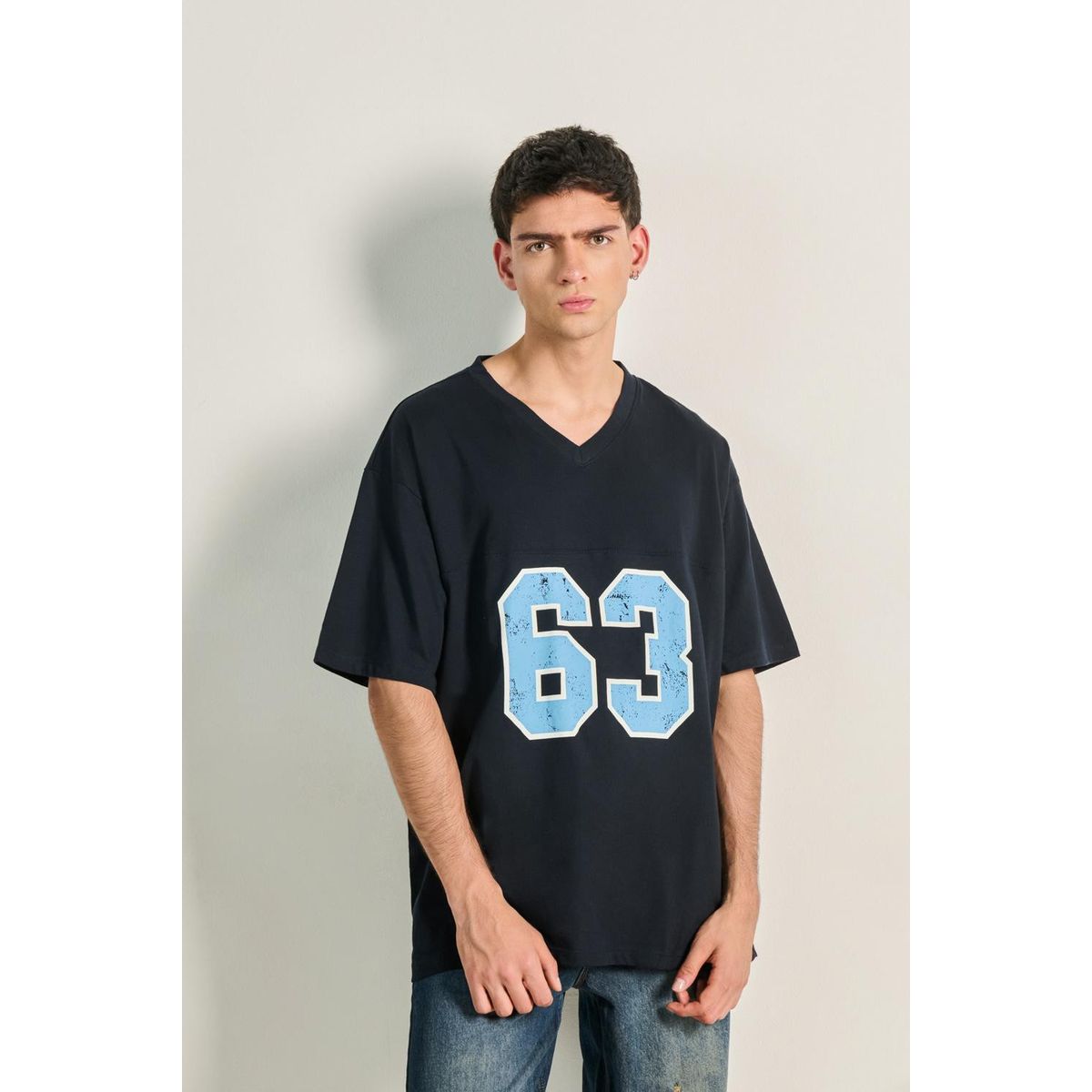 KOAJ - KOAJ Camiseta azul intensa oversize con arte college y cuell Hombre