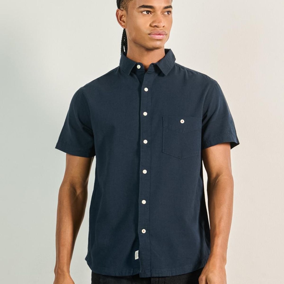 KOAJ - KOAJ Camisa unicolor con cuello sport, manga corta y bolsill Hombre