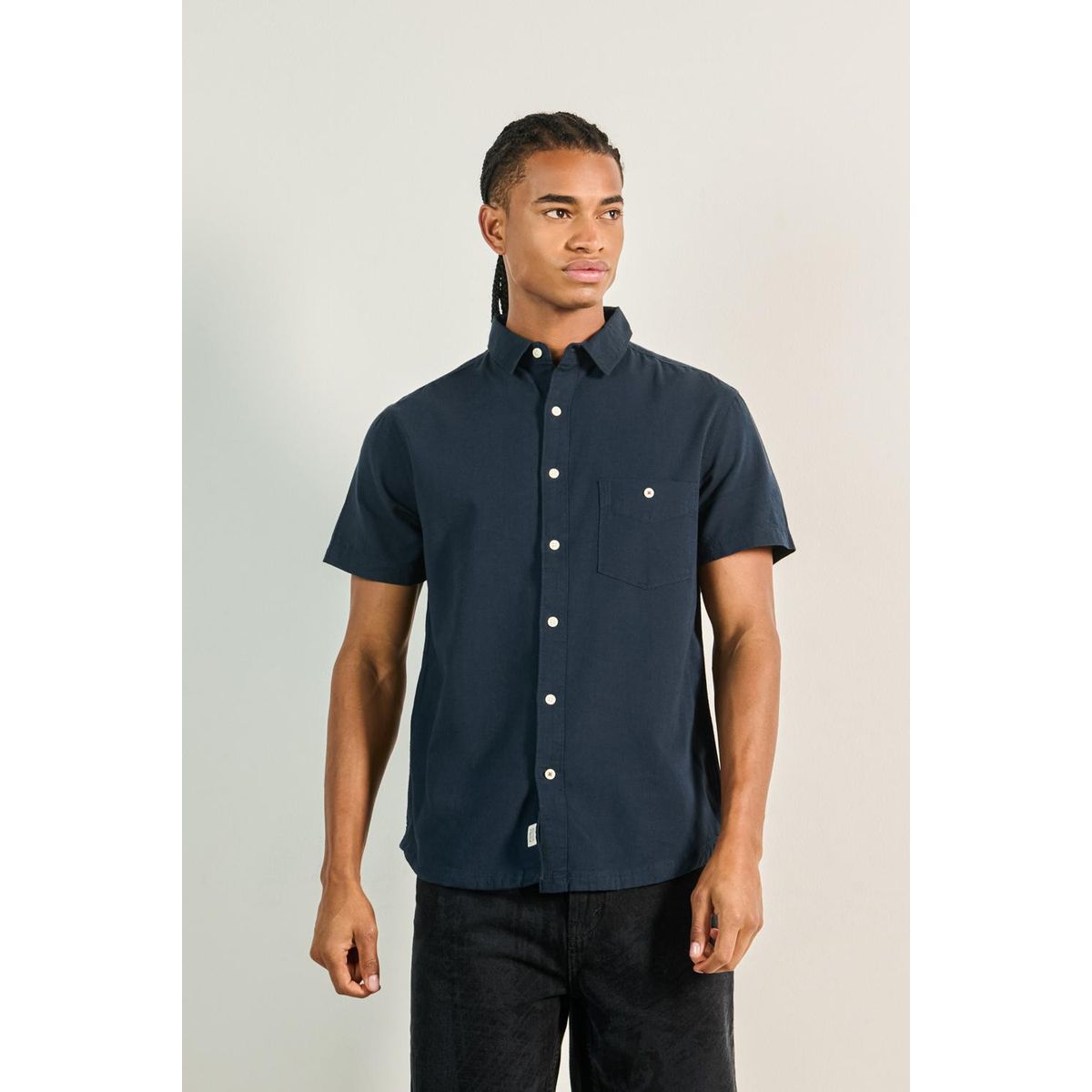 KOAJ - KOAJ Camisa unicolor con cuello sport, manga corta y bolsill Hombre