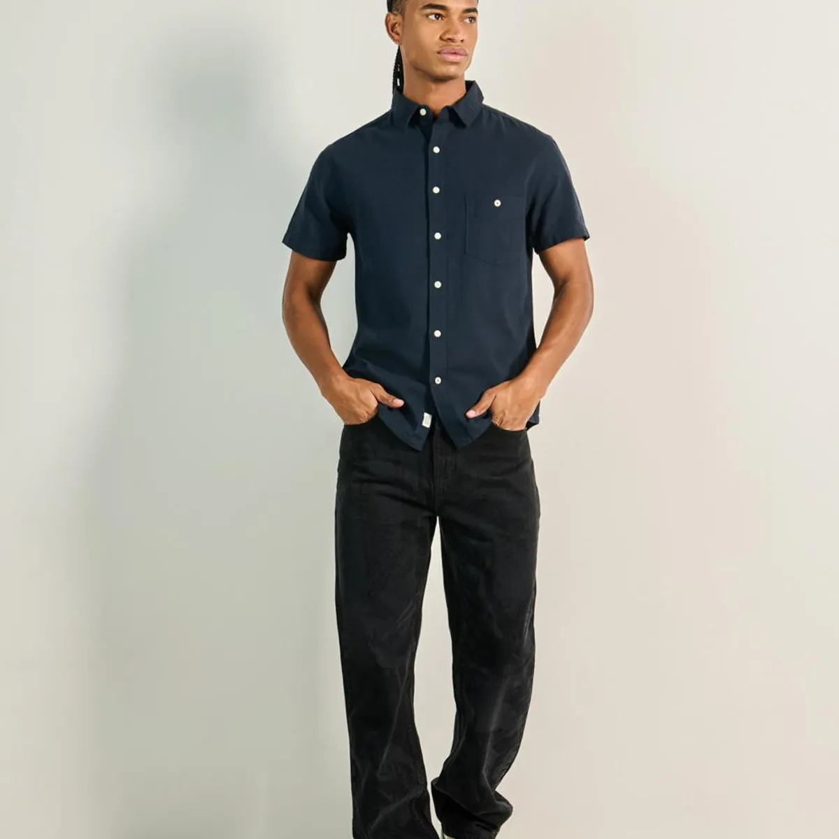 KOAJ - KOAJ Camisa unicolor con cuello sport, manga corta y bolsill Hombre