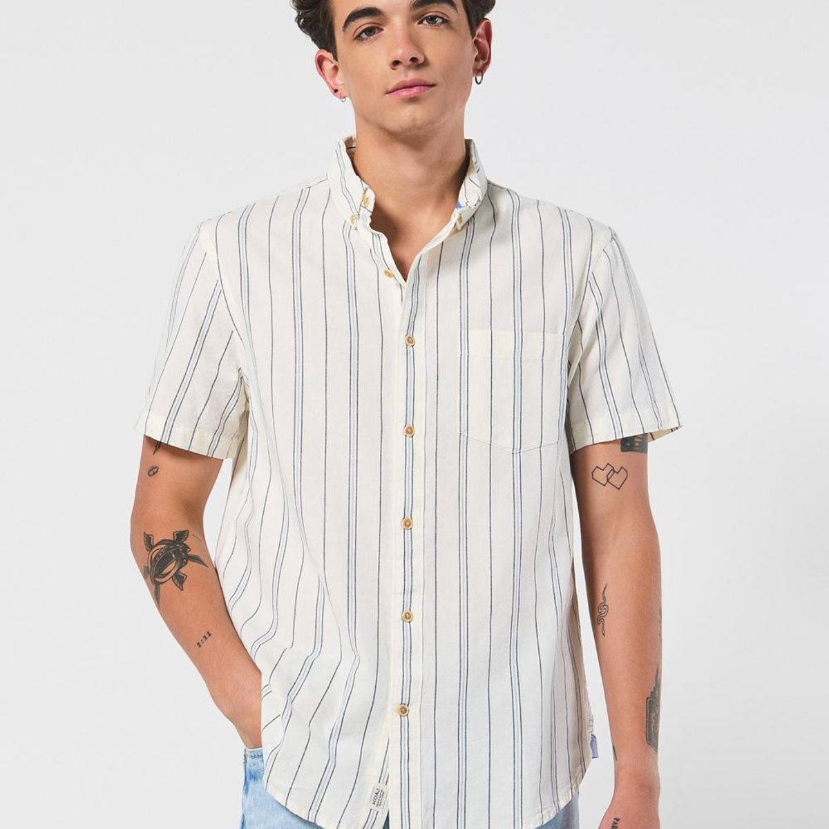 KOAJ - KOAJ Camisa unicolor a rayas con cuello button down y bolsi Hombre