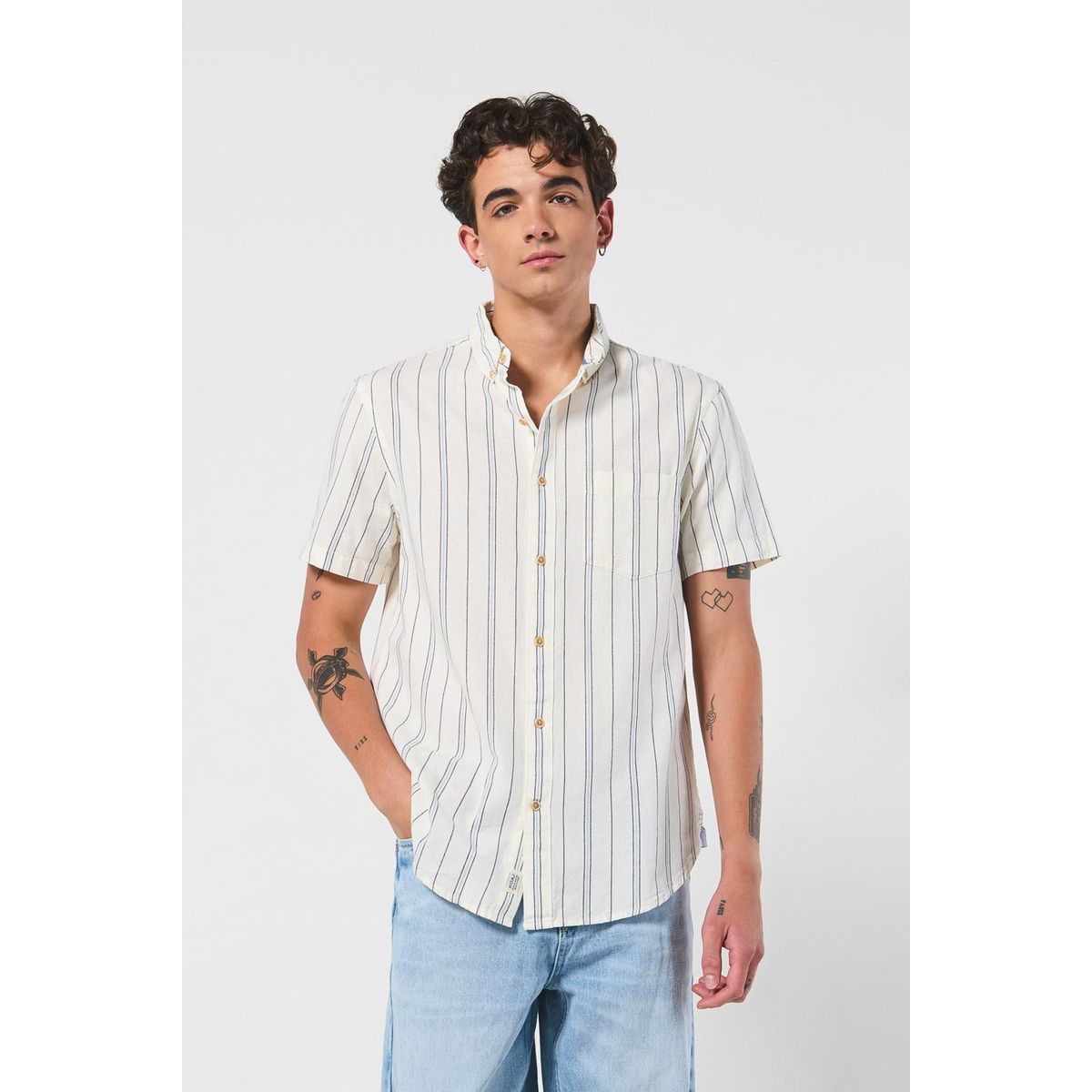 KOAJ - KOAJ Camisa unicolor a rayas con cuello button down y bolsi Hombre