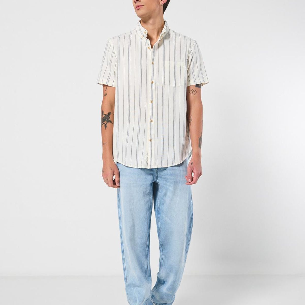 KOAJ - KOAJ Camisa unicolor a rayas con cuello button down y bolsi Hombre