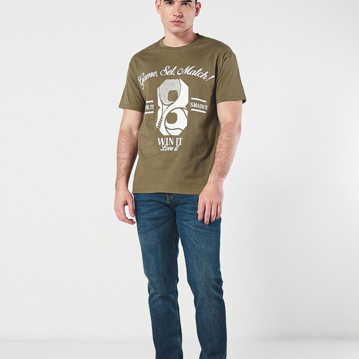 KOAJ - KOAJ Camiseta verde manga corta con diseño college deportivo Hombre