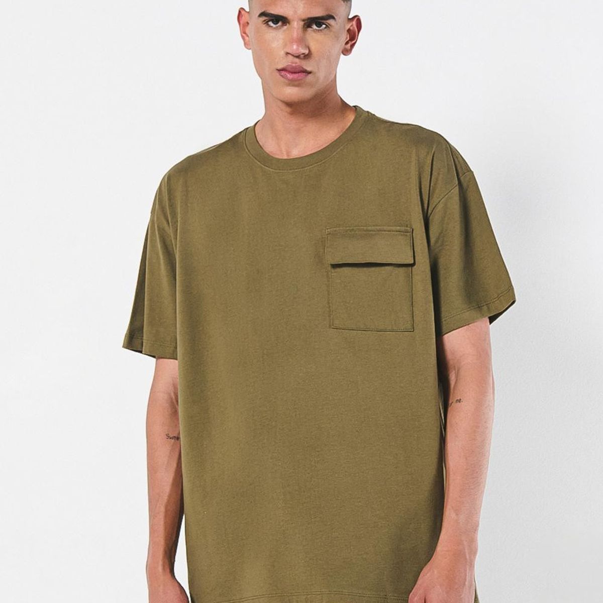 KOAJ - KOAJ Camiseta unicolor oversize con bolsillo y cuello redon Hombre