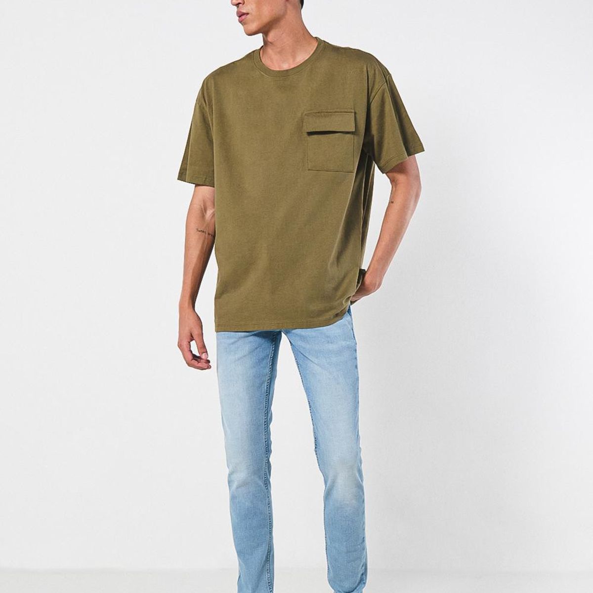 KOAJ - KOAJ Camiseta unicolor oversize con bolsillo y cuello redon Hombre