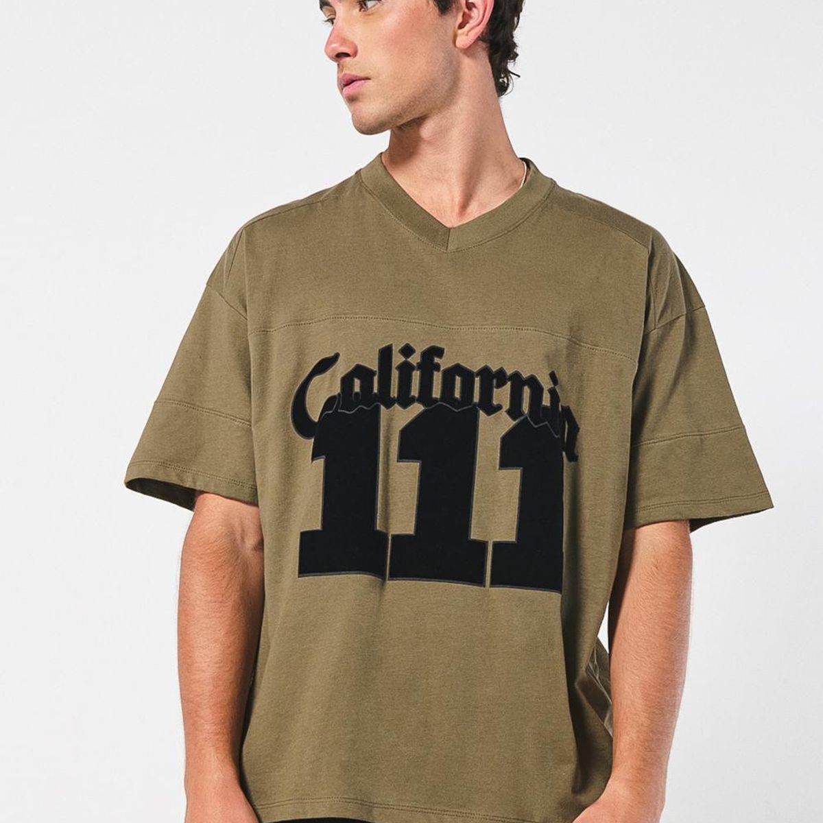 KOAJ - KOAJ Camiseta manga corta con estampación tipo college Hombre