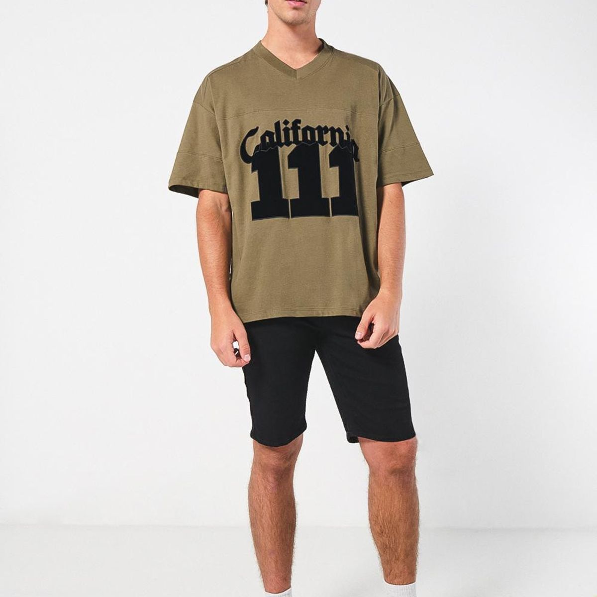 KOAJ - KOAJ Camiseta manga corta con estampación tipo college Hombre