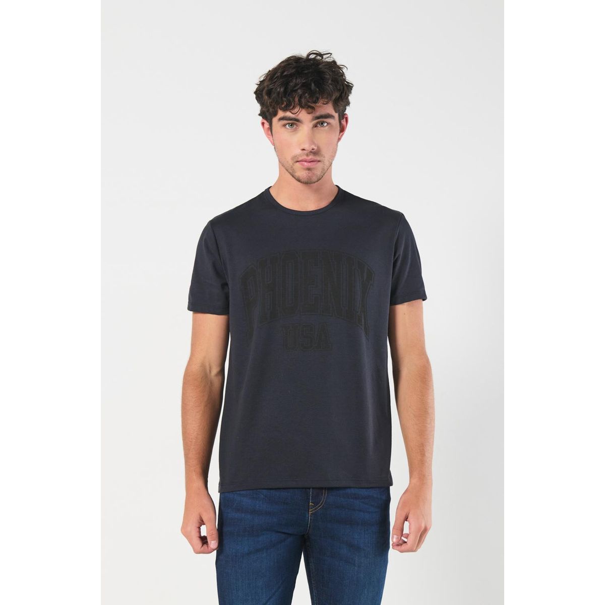 KOAJ - KOAJ Camiseta cuello redondo azul con texto college delante Hombre