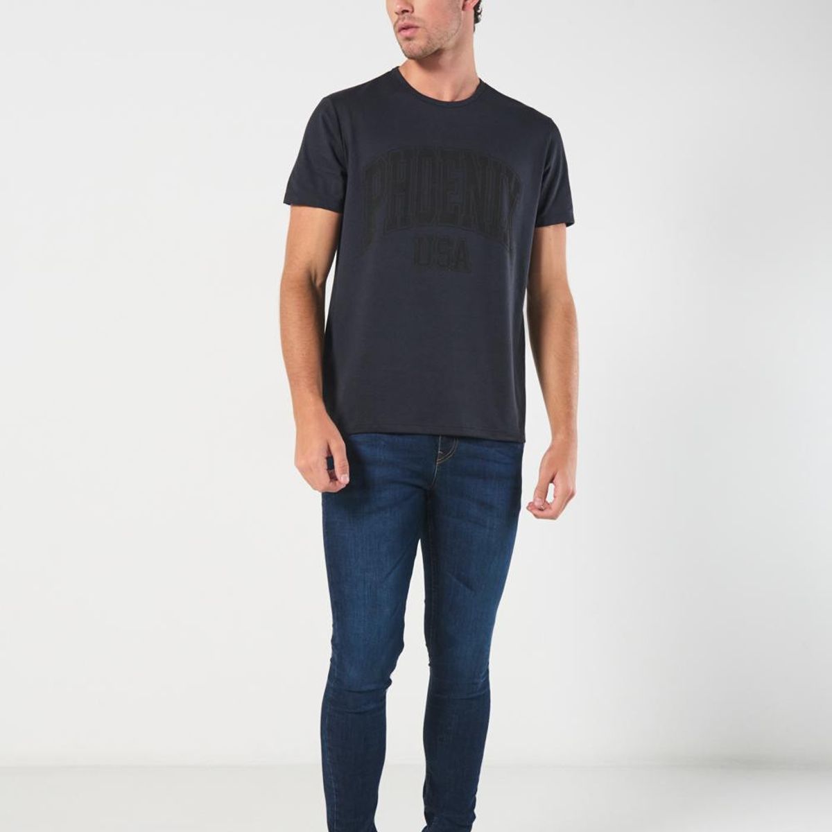 KOAJ - KOAJ Camiseta cuello redondo azul con texto college delante Hombre