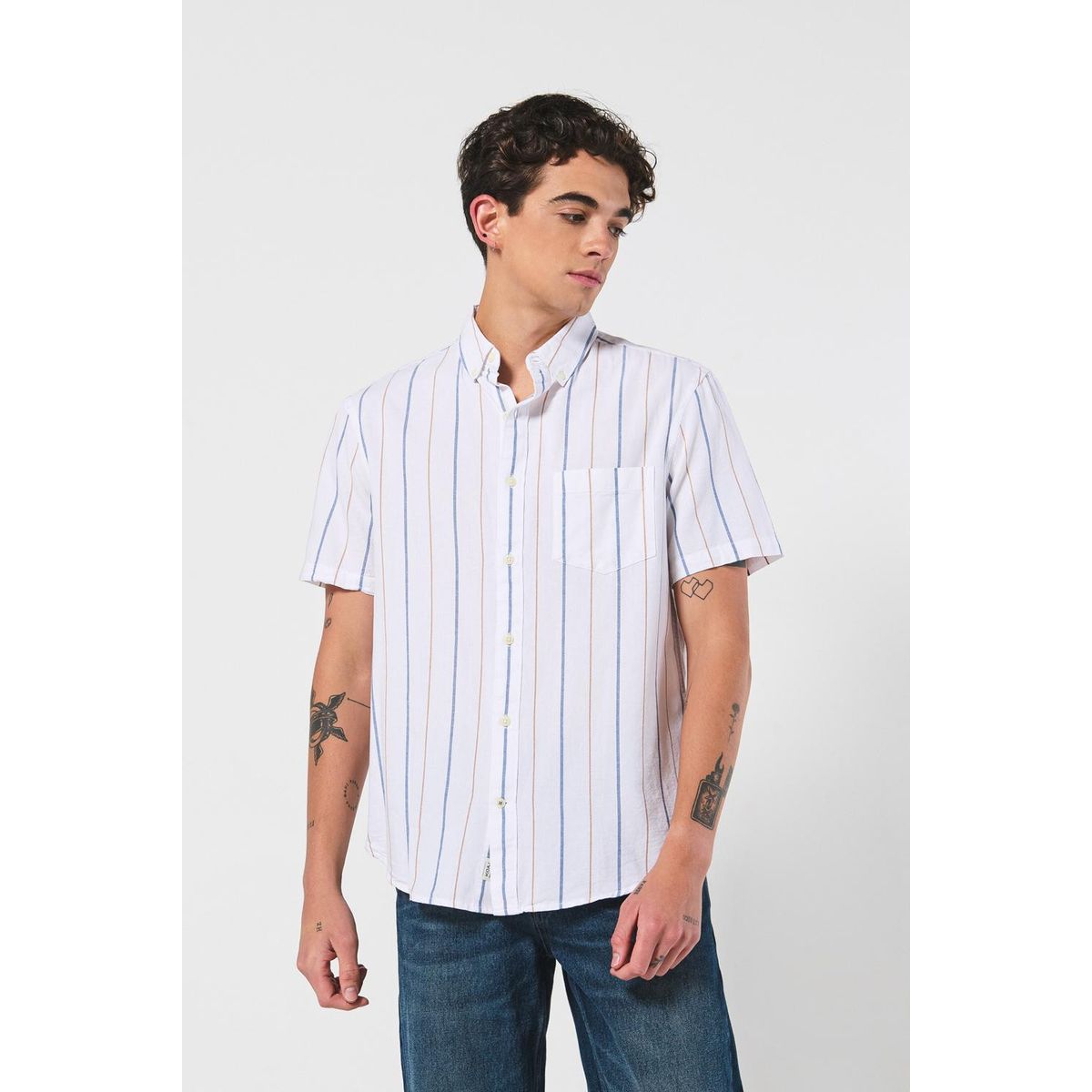 KOAJ - KOAJ Camisa unicolor a rayas con cuello button down y bolsil Hombre