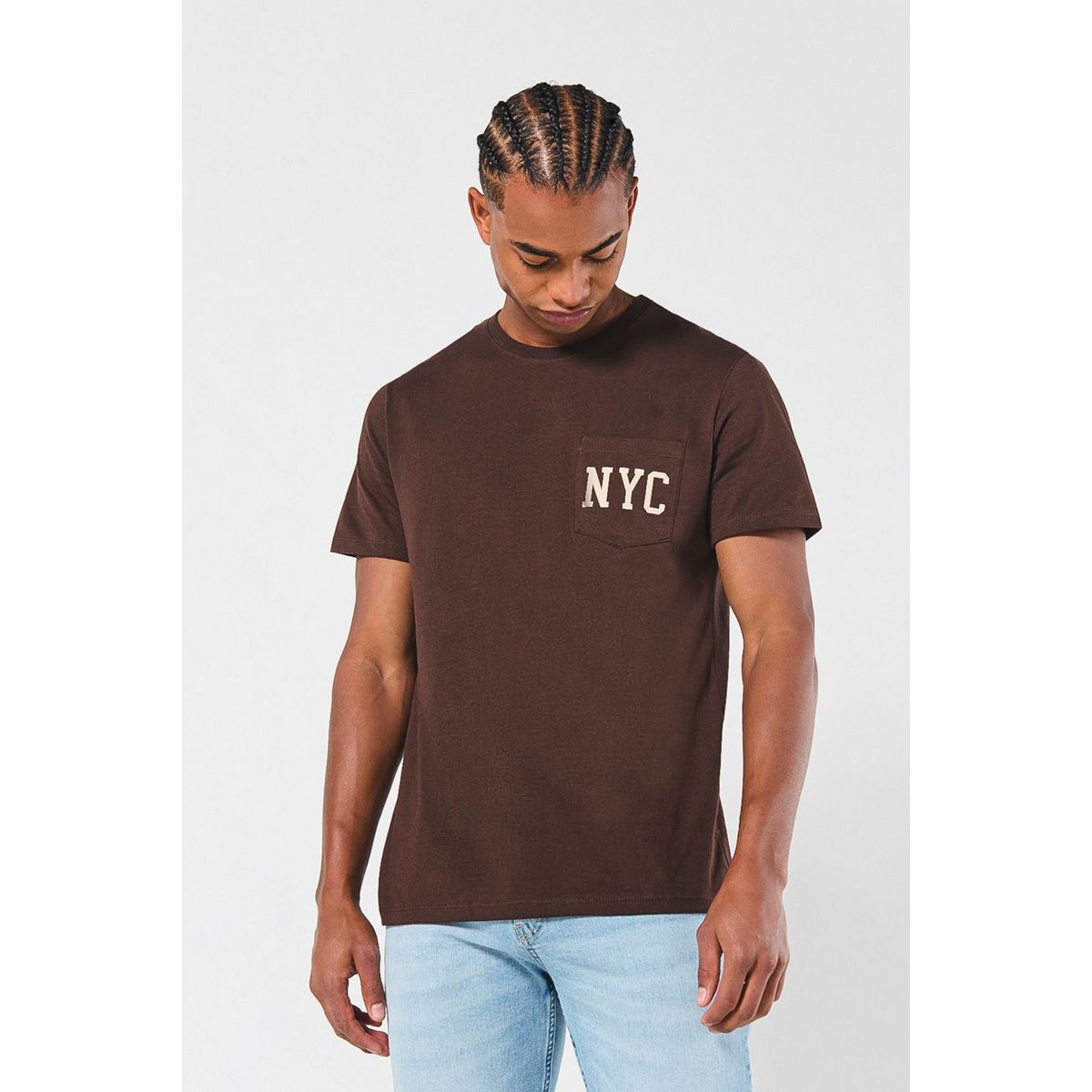 KOAJ - KOAJ Camiseta café oscura con diseño college y manga corta Hombre