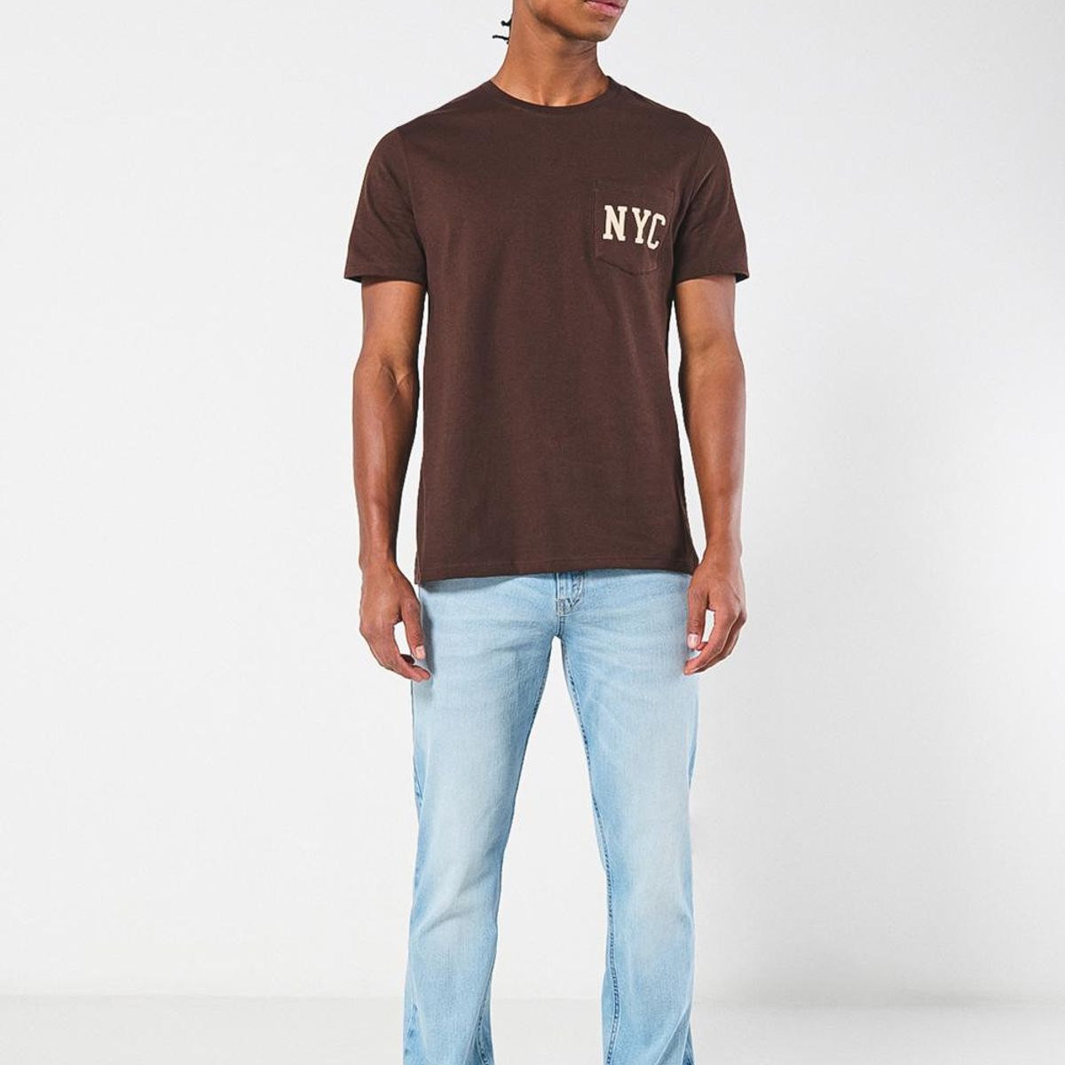 KOAJ - KOAJ Camiseta café oscura con diseño college y manga corta Hombre