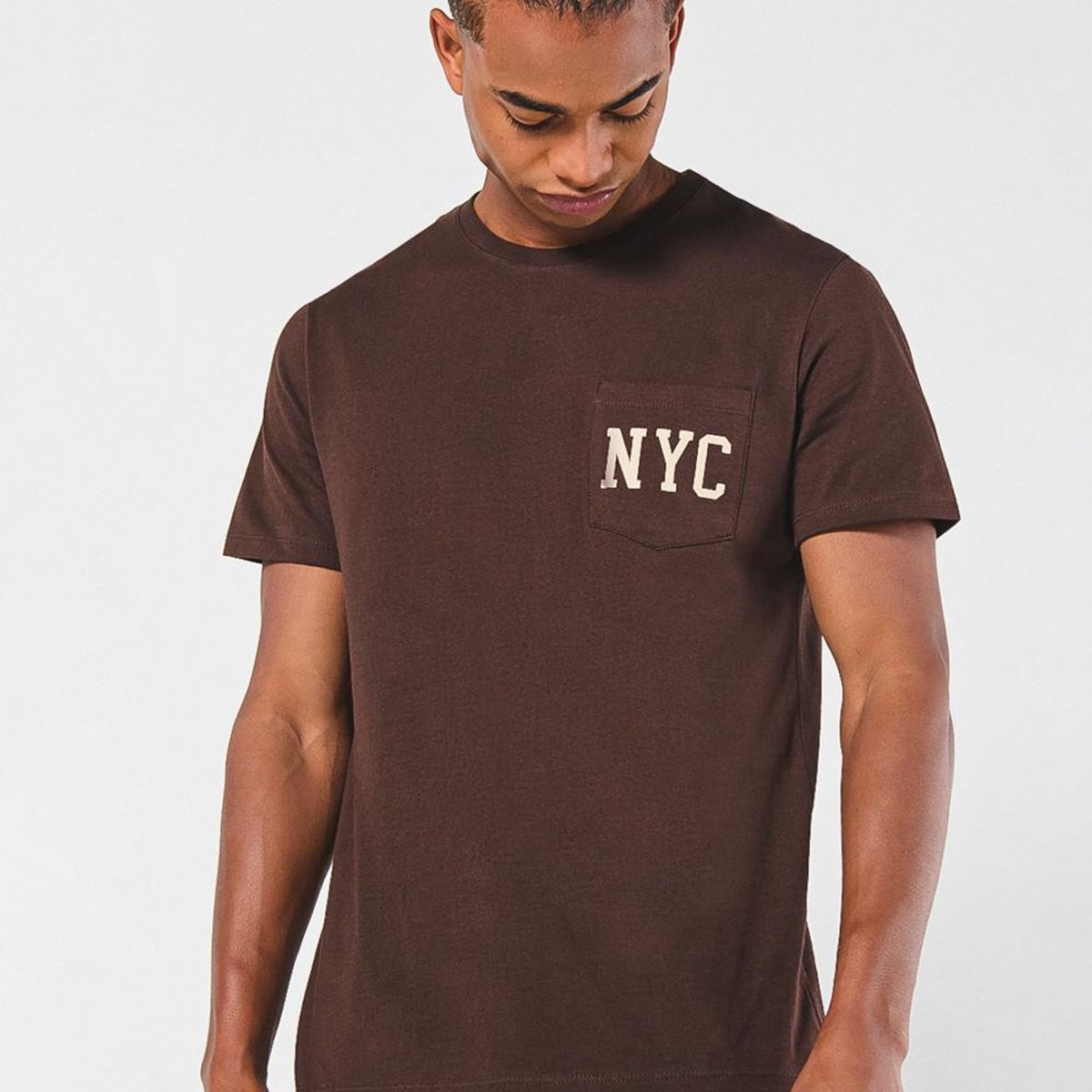 KOAJ - KOAJ Camiseta café oscura con diseño college y manga corta Hombre