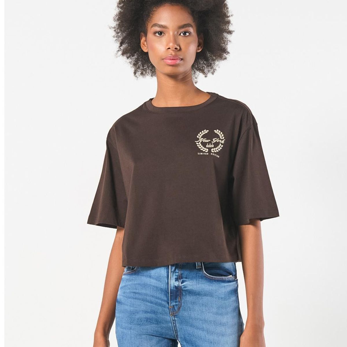 KOAJ - KOAJ Camiseta café oscura crop top oversize college Mujer