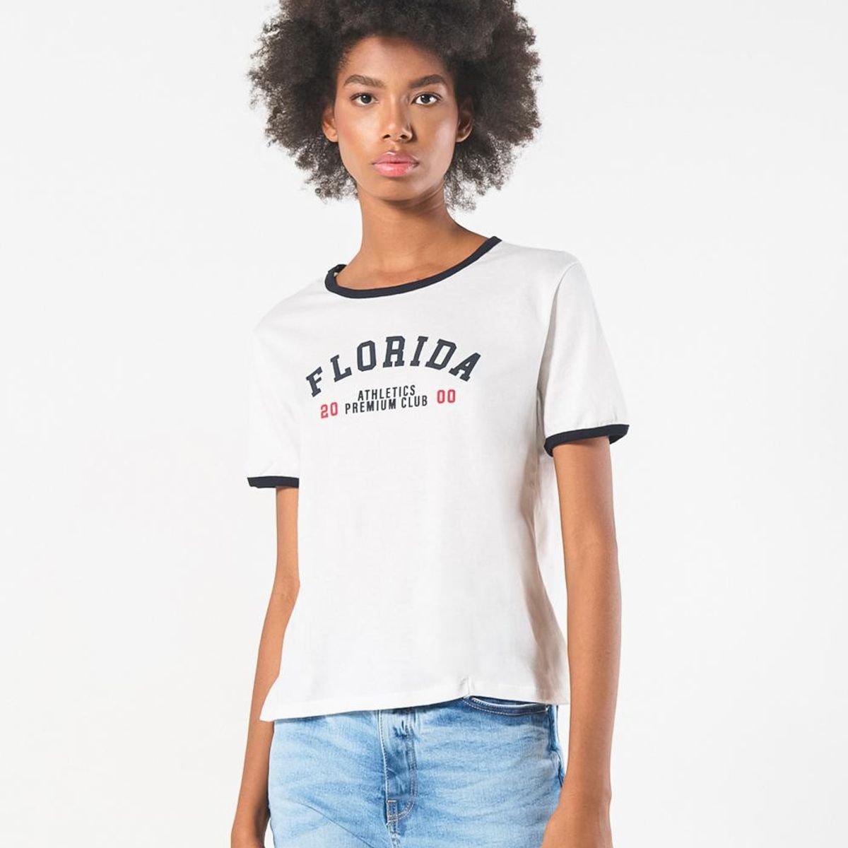 KOAJ - KOAJ Camiseta crema con contrastes y manga corta college Mujer