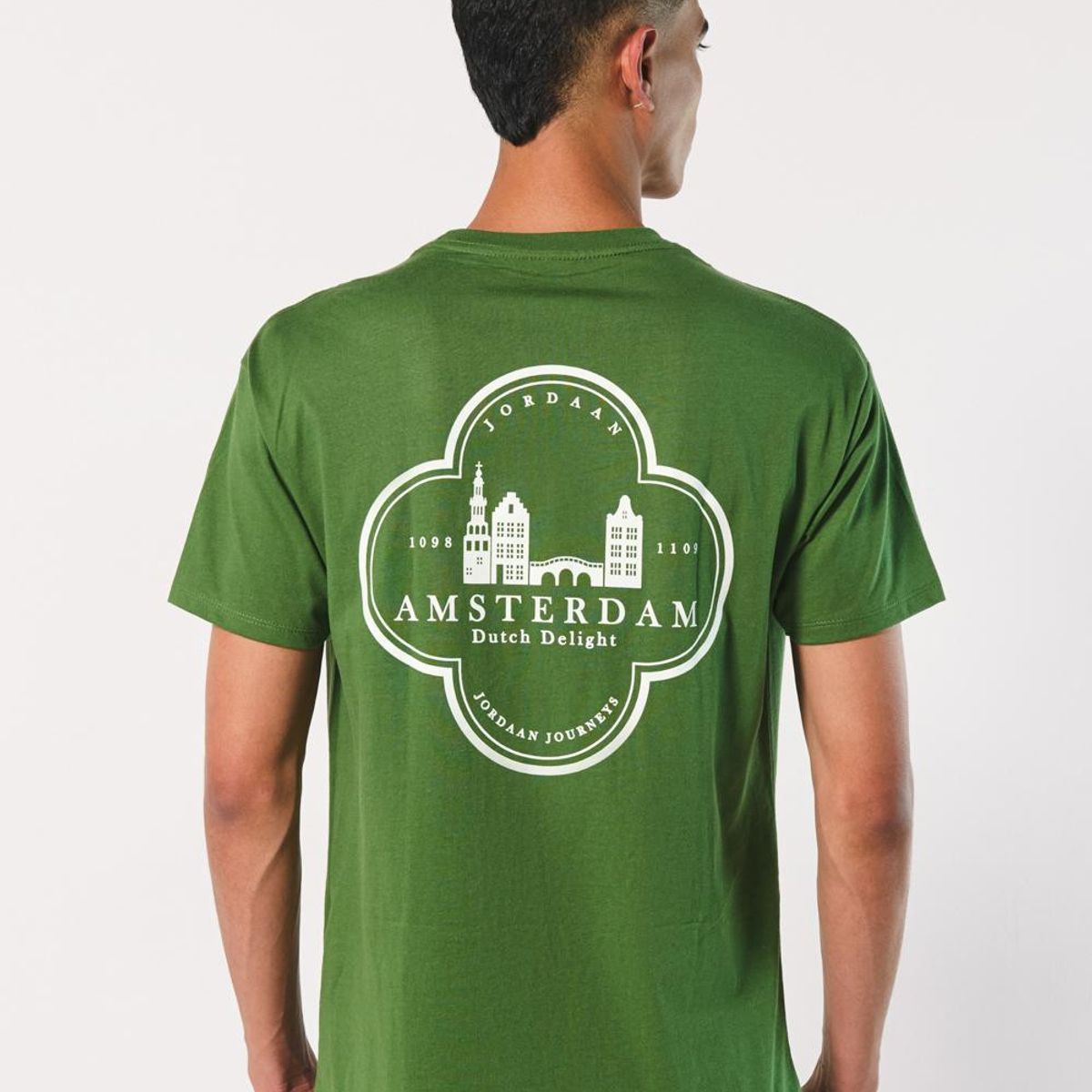 KOAJ - KOAJ Camiseta verde manga corta con arte college en espalda Hombre