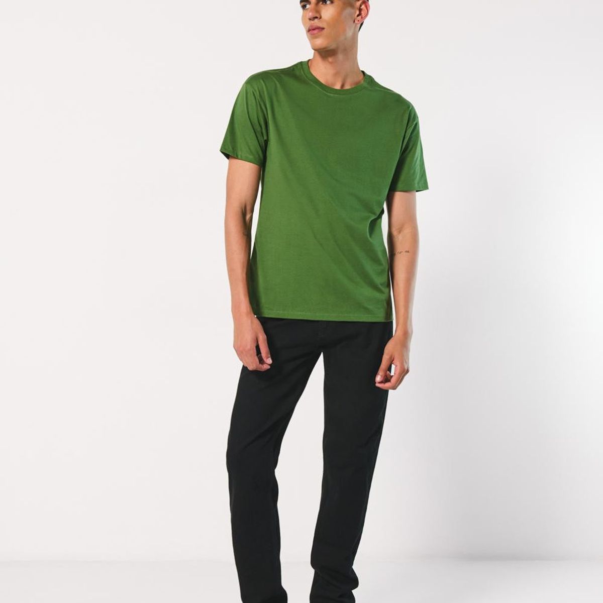 KOAJ - KOAJ Camiseta verde manga corta con arte college en espalda Hombre