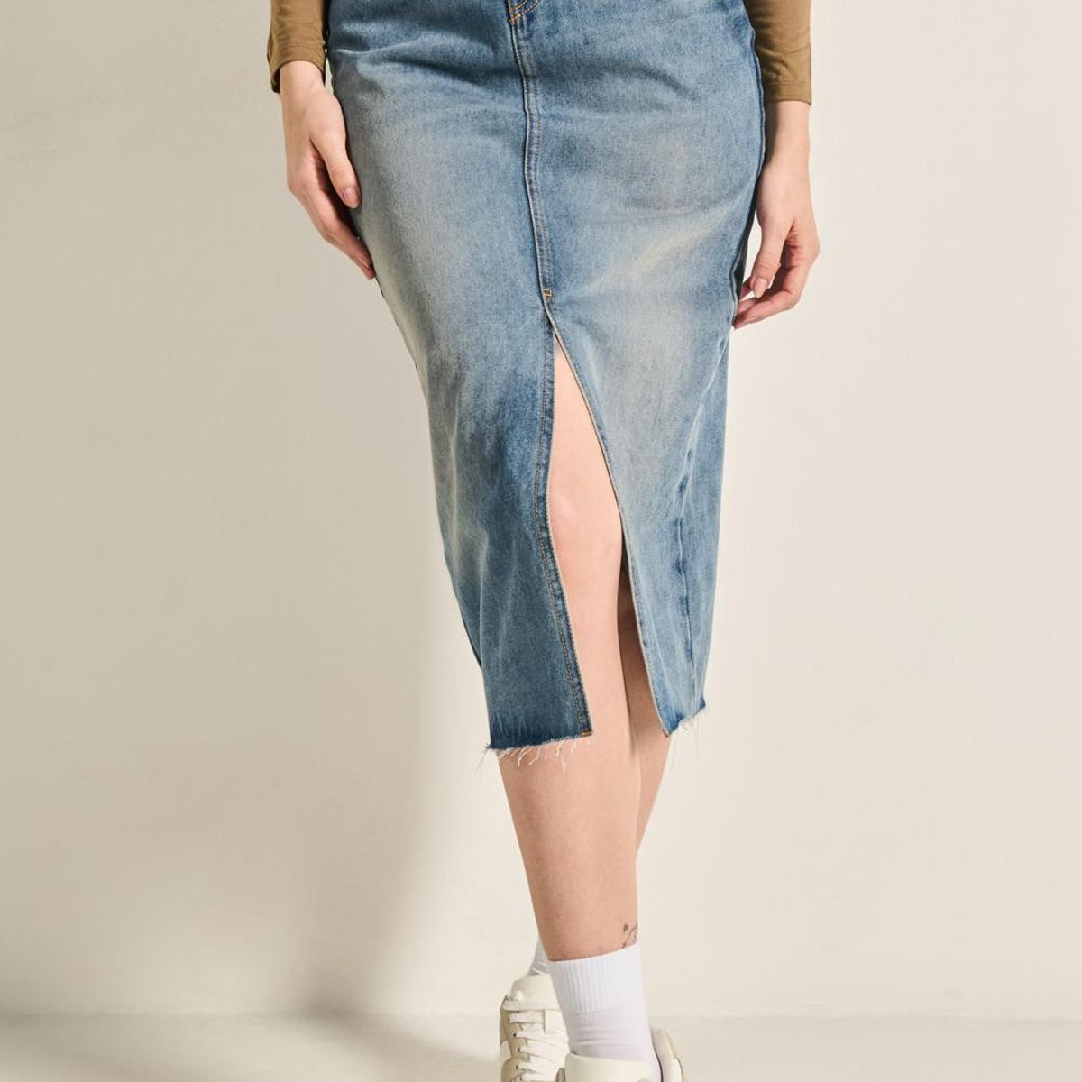 KOAJ - KOAJ Falda en jean larga azul clara con abertura y tiro alt Mujer