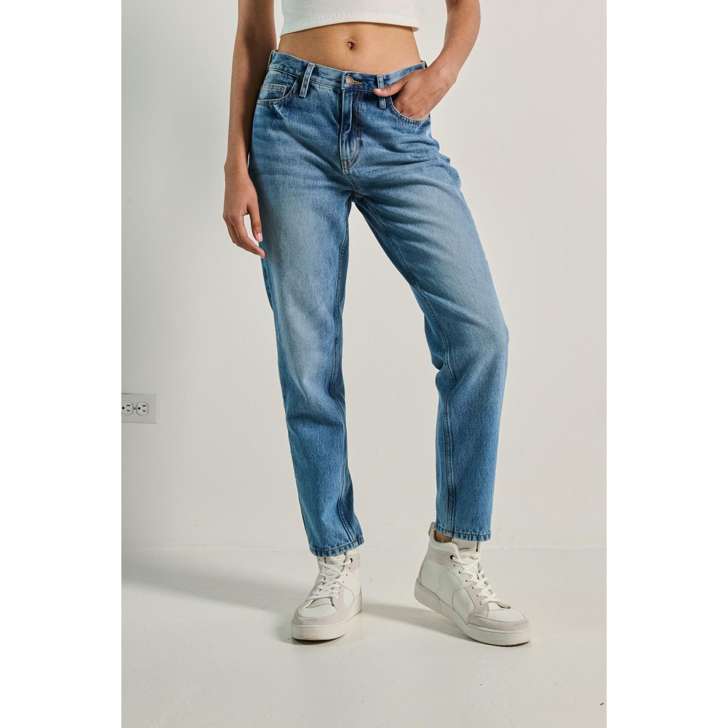 KOAJ Jean tiro alto boyfriend azul bota recta con desgastes KOAJ