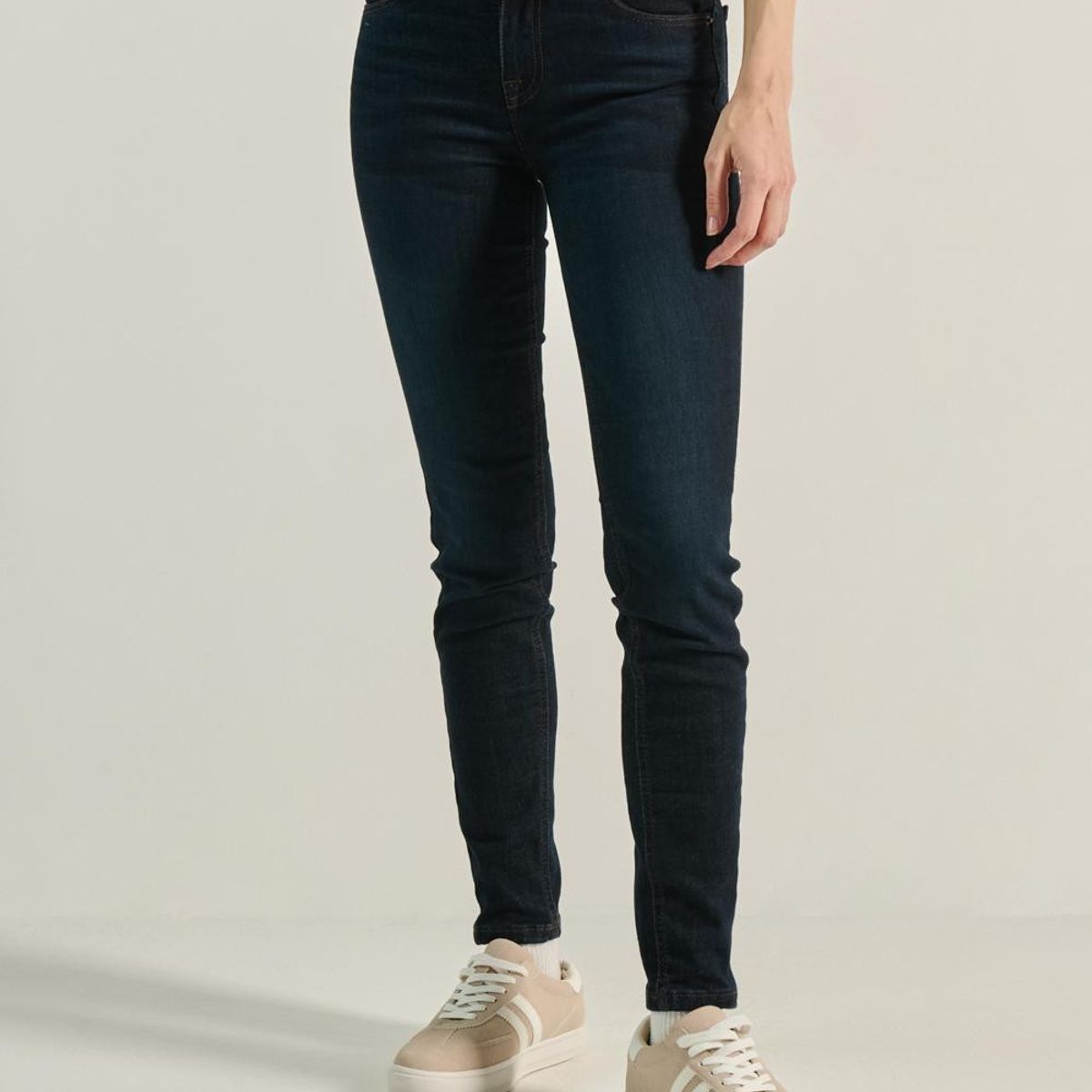 KOAJ - KOAJ Jean azul intenso push up con pretina ancha y tiro alto