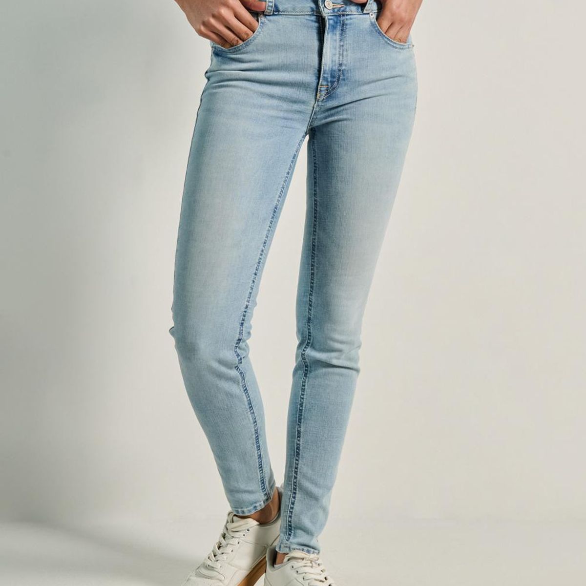 KOAJ - KOAJ Jean push up azul claro tiro alto con doble botón metál