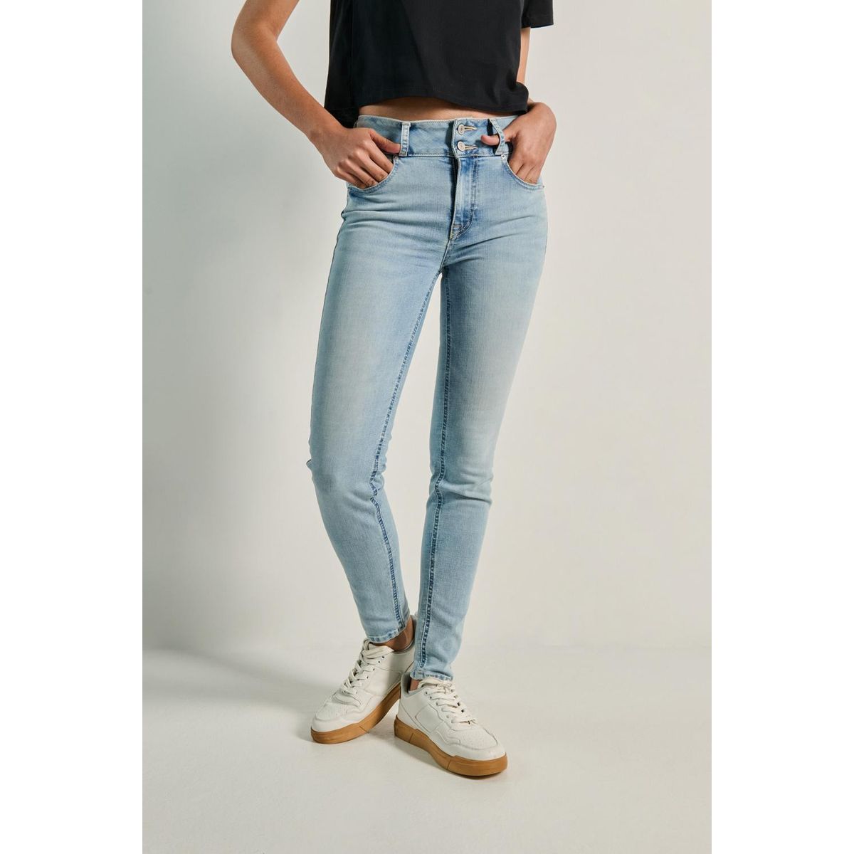 KOAJ - KOAJ Jean push up azul claro tiro alto con doble botón metál