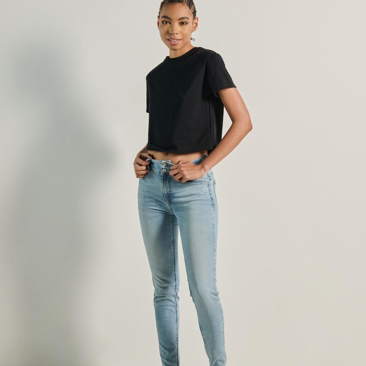 KOAJ - KOAJ Jean push up azul claro tiro alto con doble botón metál