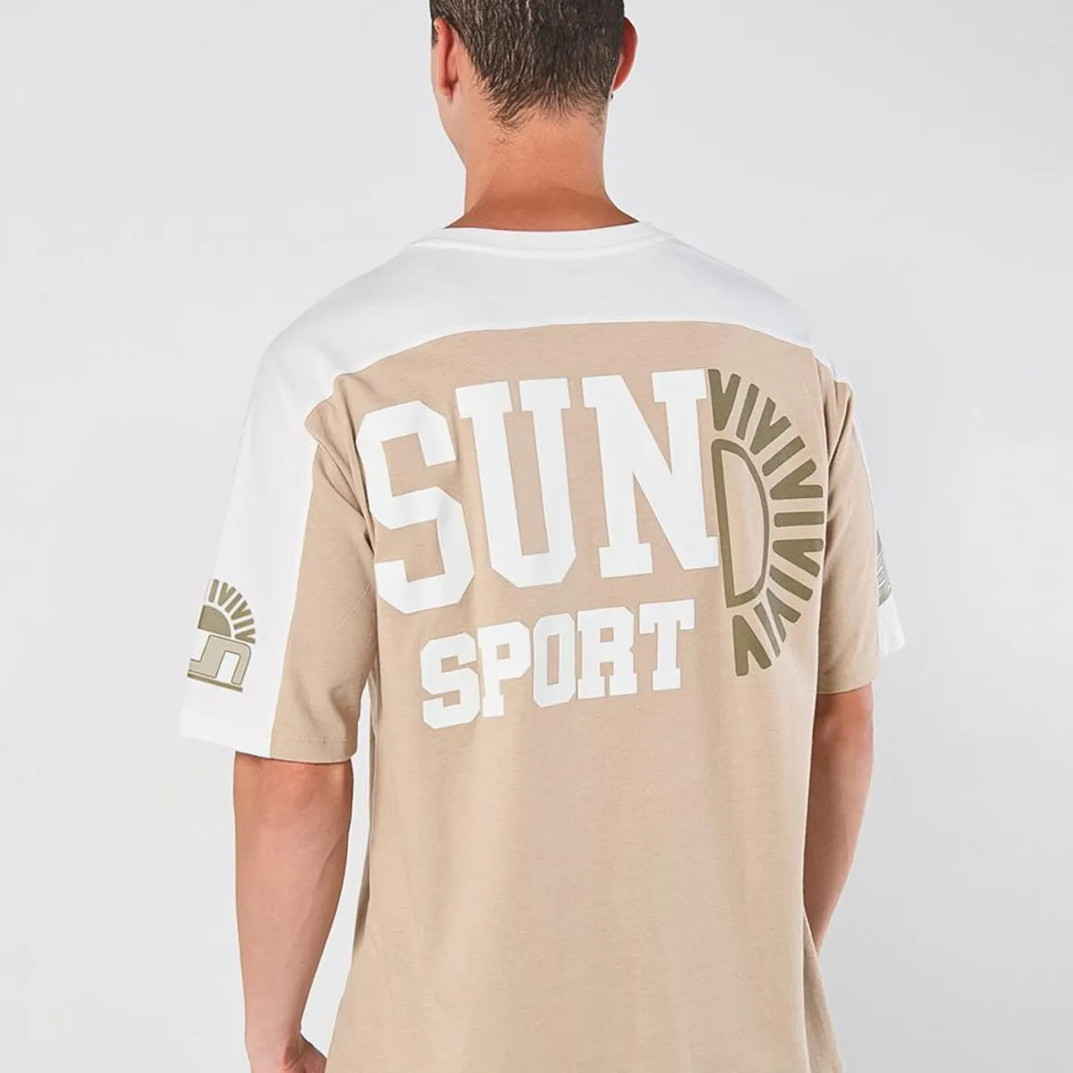 KOAJ - KOAJ Camiseta kaki oversize con diseños college y cuello V