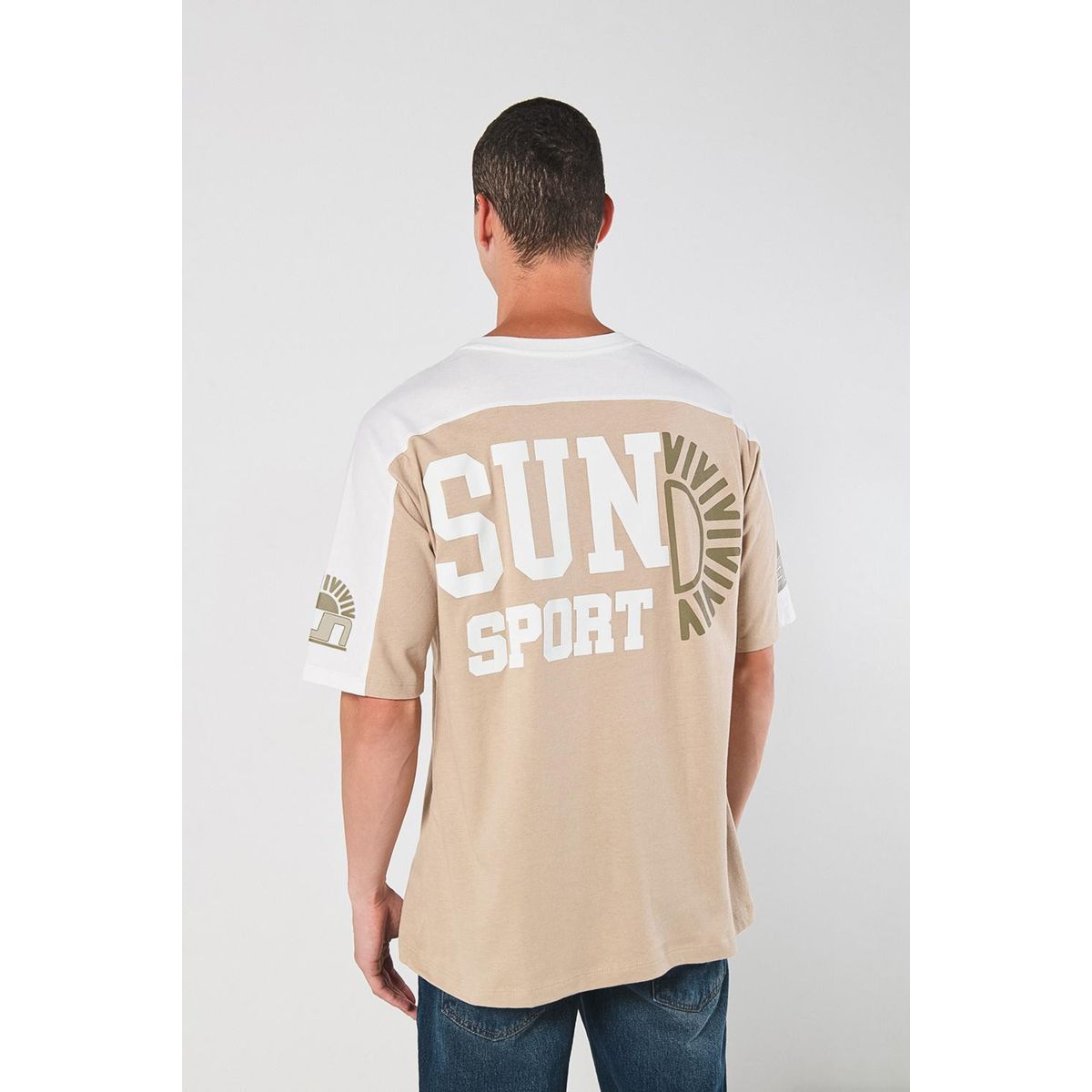 KOAJ - KOAJ Camiseta kaki oversize con diseños college y cuello V