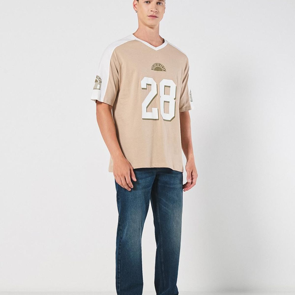 KOAJ - KOAJ Camiseta kaki oversize con diseños college y cuello V