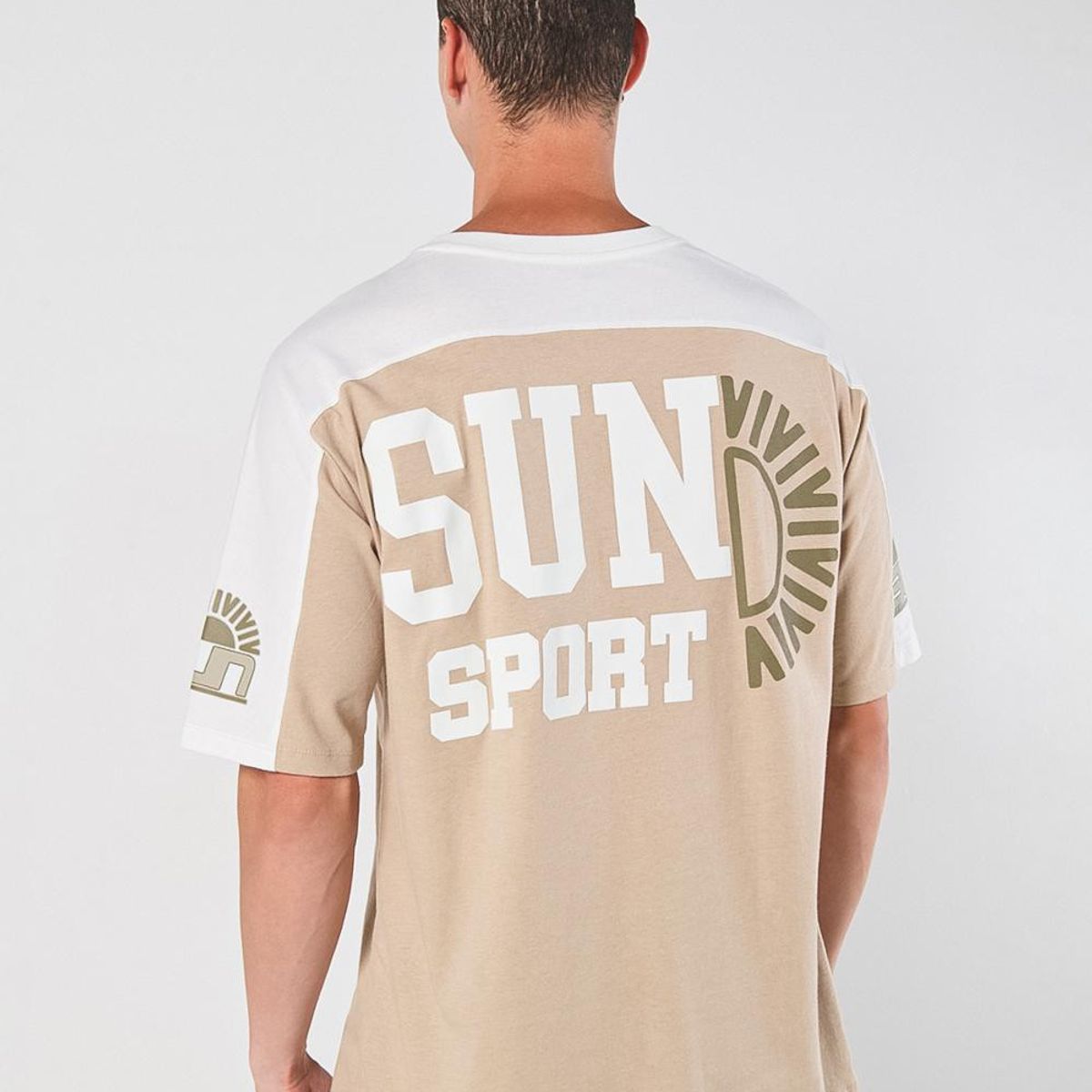 KOAJ - KOAJ Camiseta kaki oversize con diseños college y cuello V