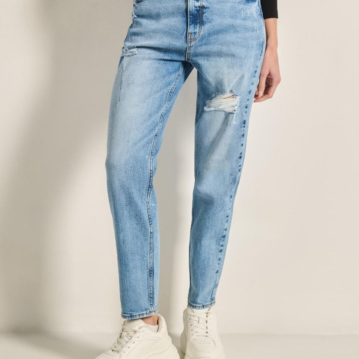 KOAJ - KOAJ Jean azul claro mom con súper tiro alto y rotos en fre Mujer