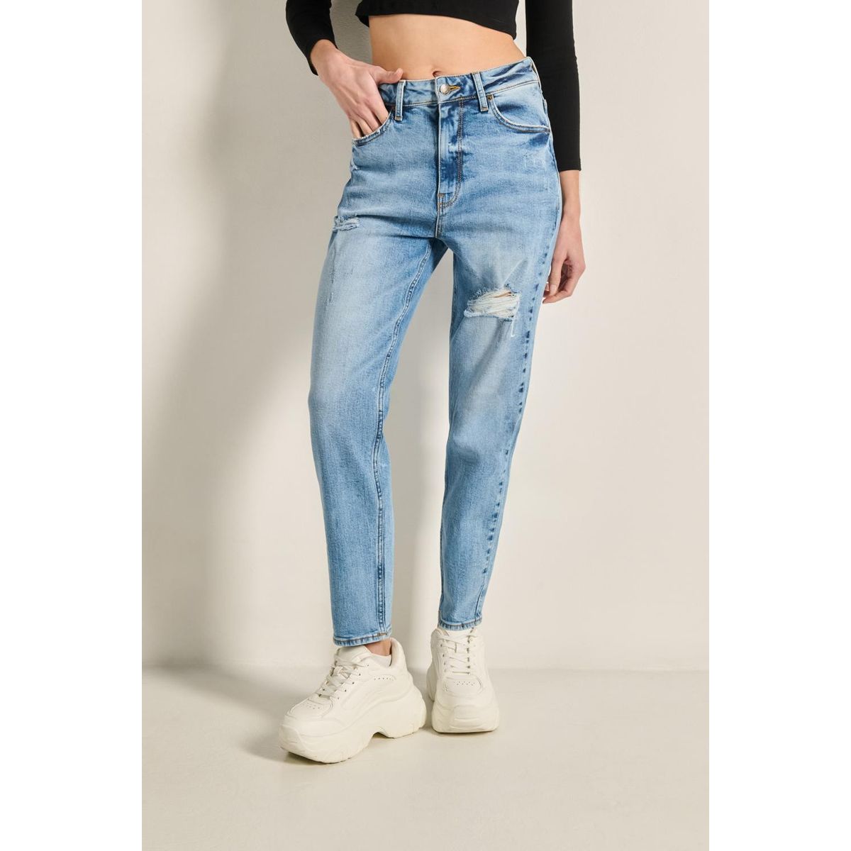 KOAJ - KOAJ Jean azul claro mom con súper tiro alto y rotos en fre Mujer