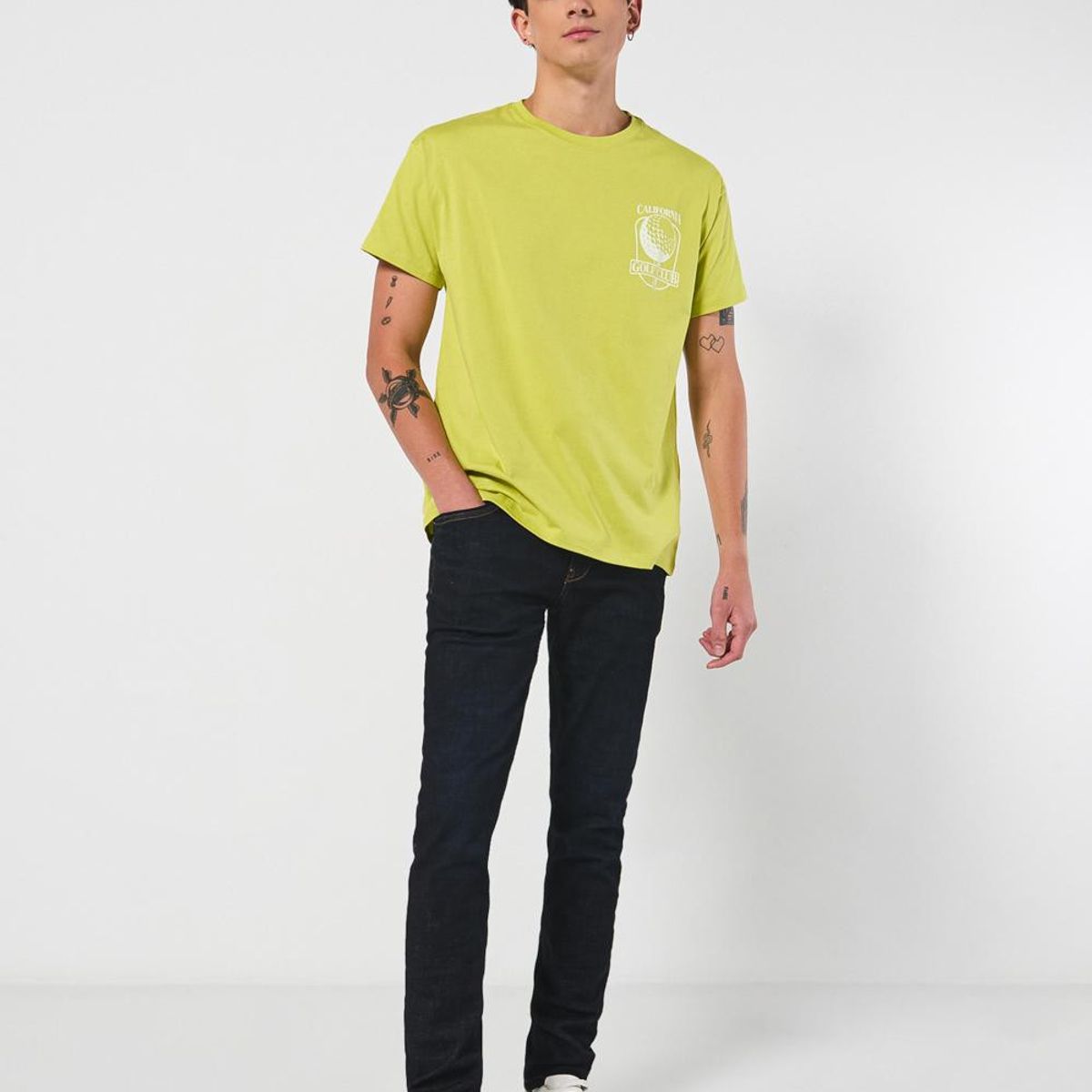 KOAJ - KOAJ Camiseta verde clara manga corta con arte college depor Hombre