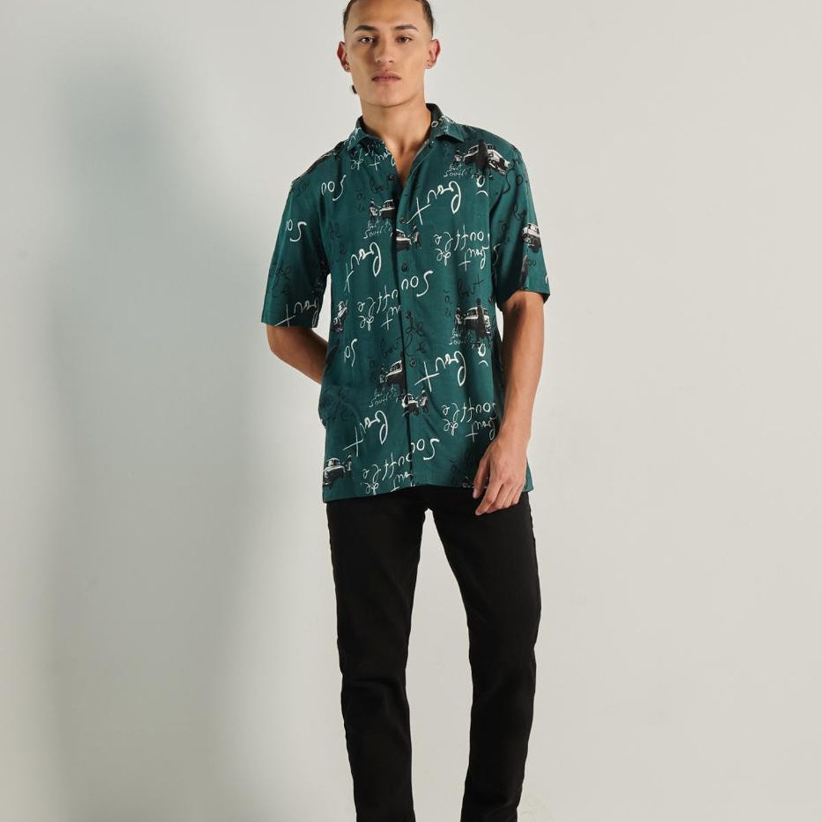 KOAJ - KOAJ Camisa manga corta verde con diseños vintage y cuello  Hombre