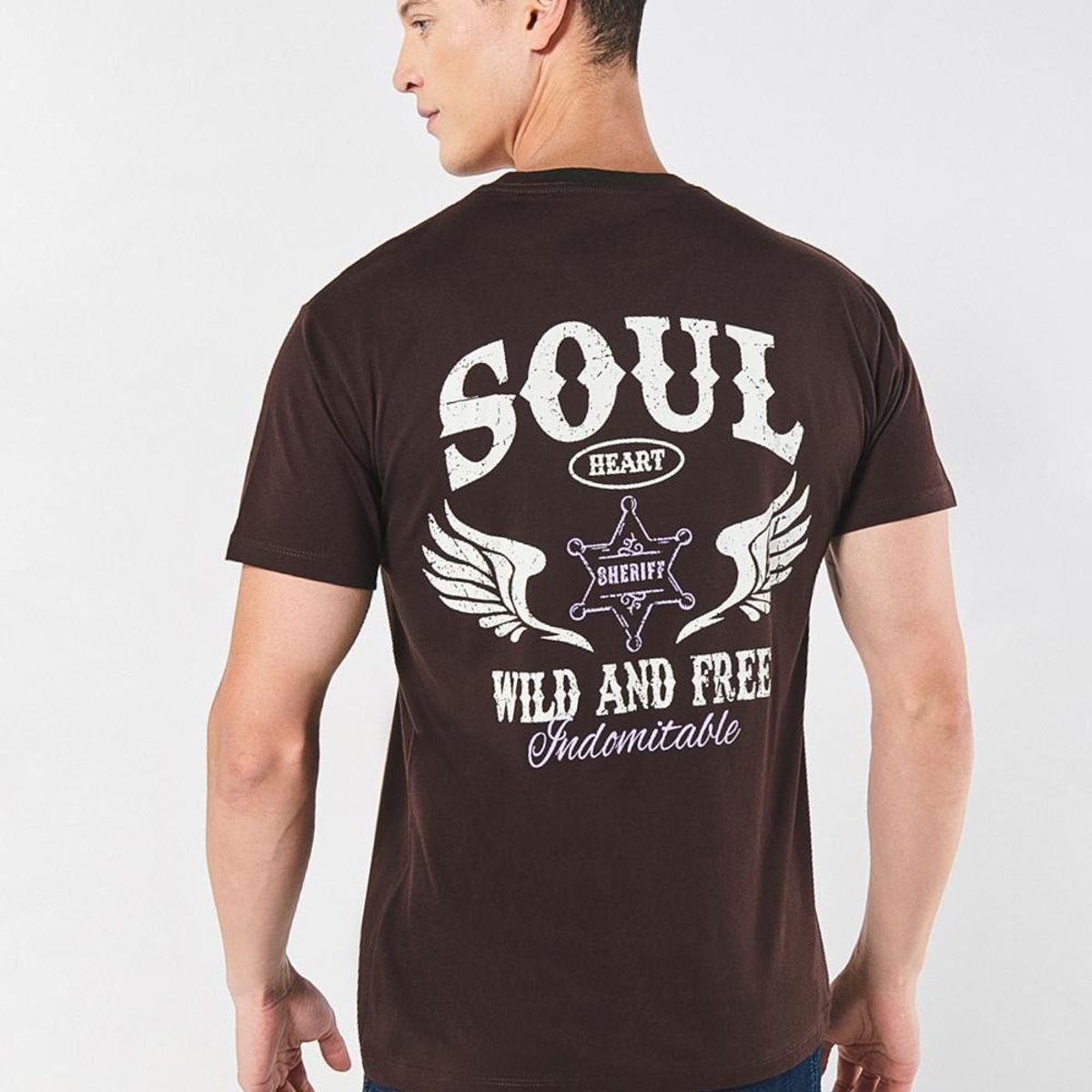 KOAJ - KOAJ Camiseta café oscura con diseños vaqueros y cuello red Hombre