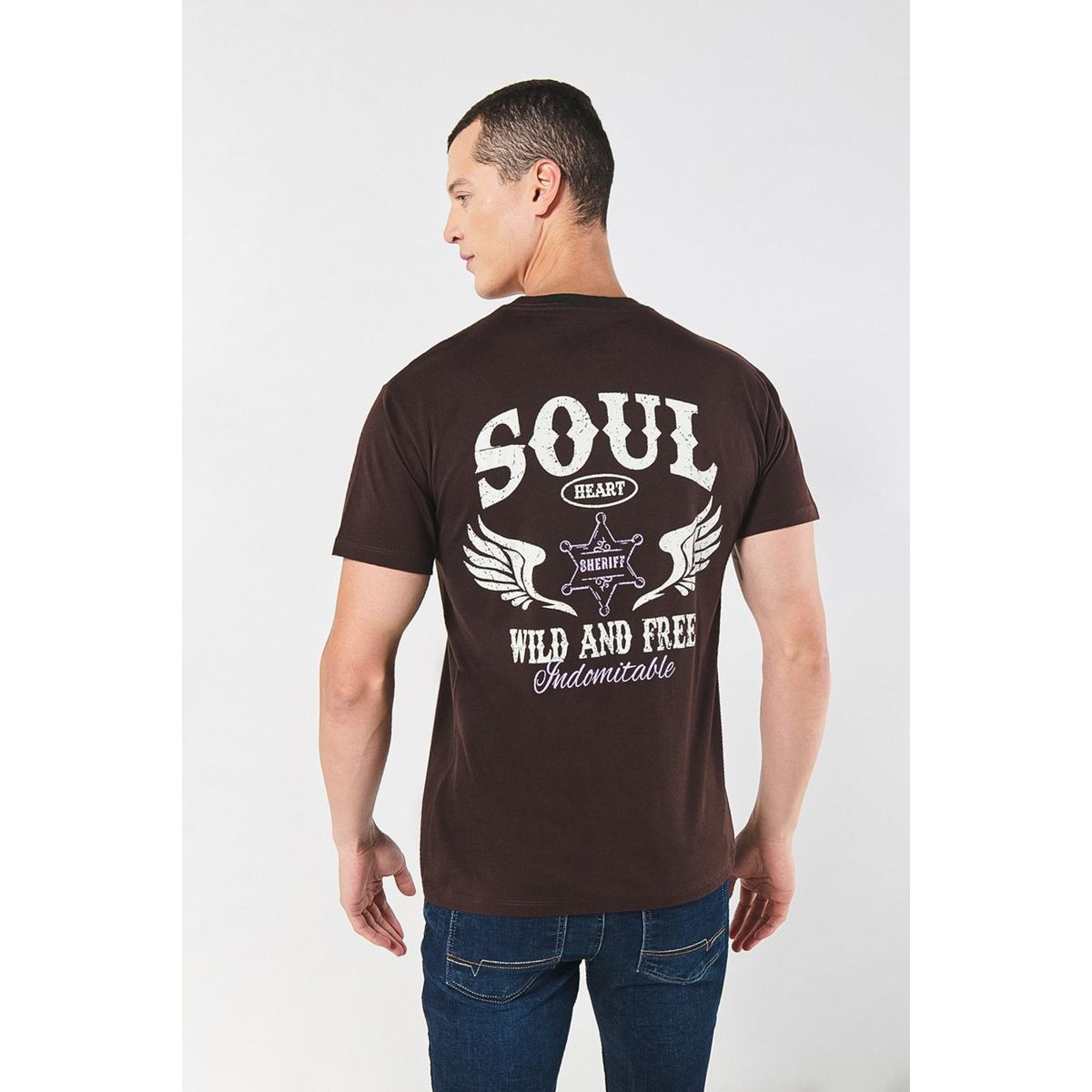 KOAJ - KOAJ Camiseta café oscura con diseños vaqueros y cuello red Hombre