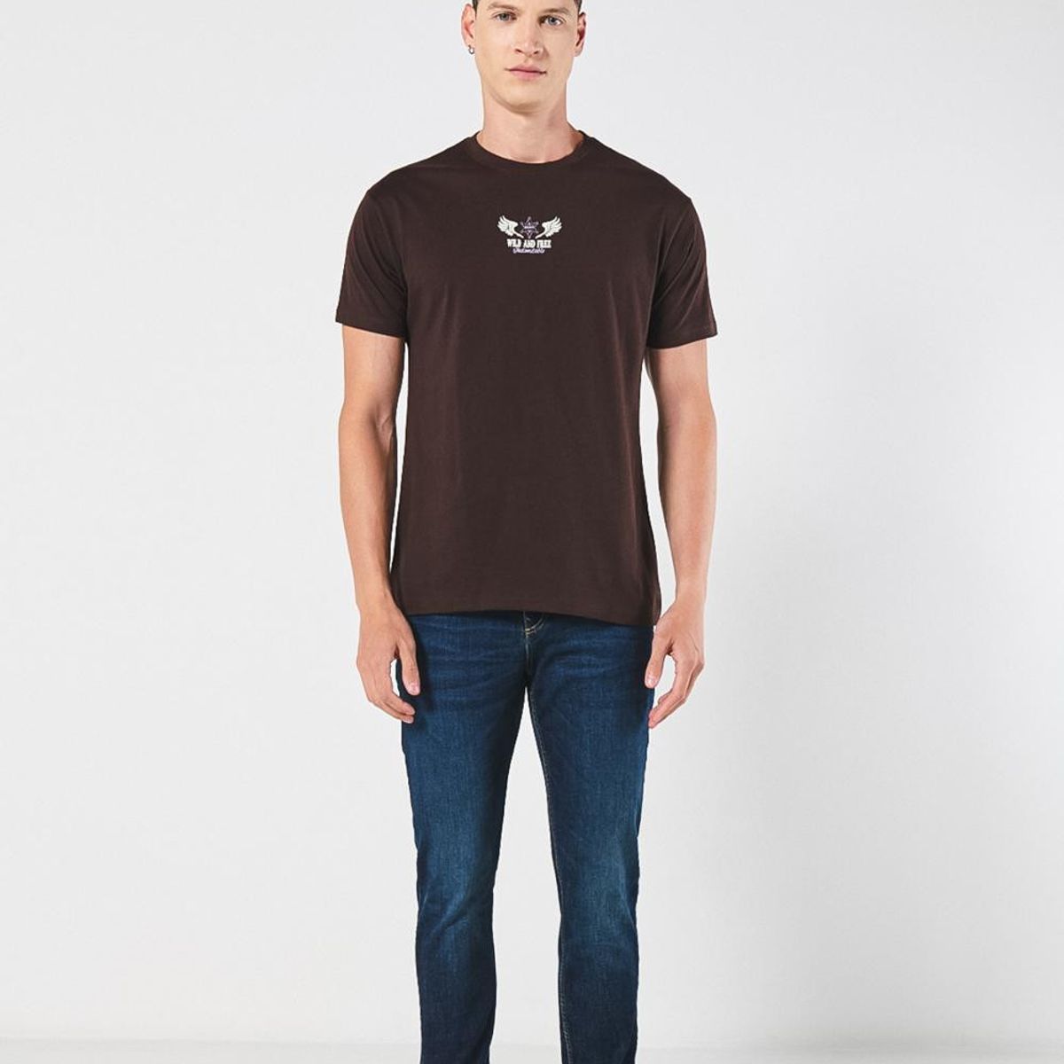 KOAJ - KOAJ Camiseta café oscura con diseños vaqueros y cuello red Hombre