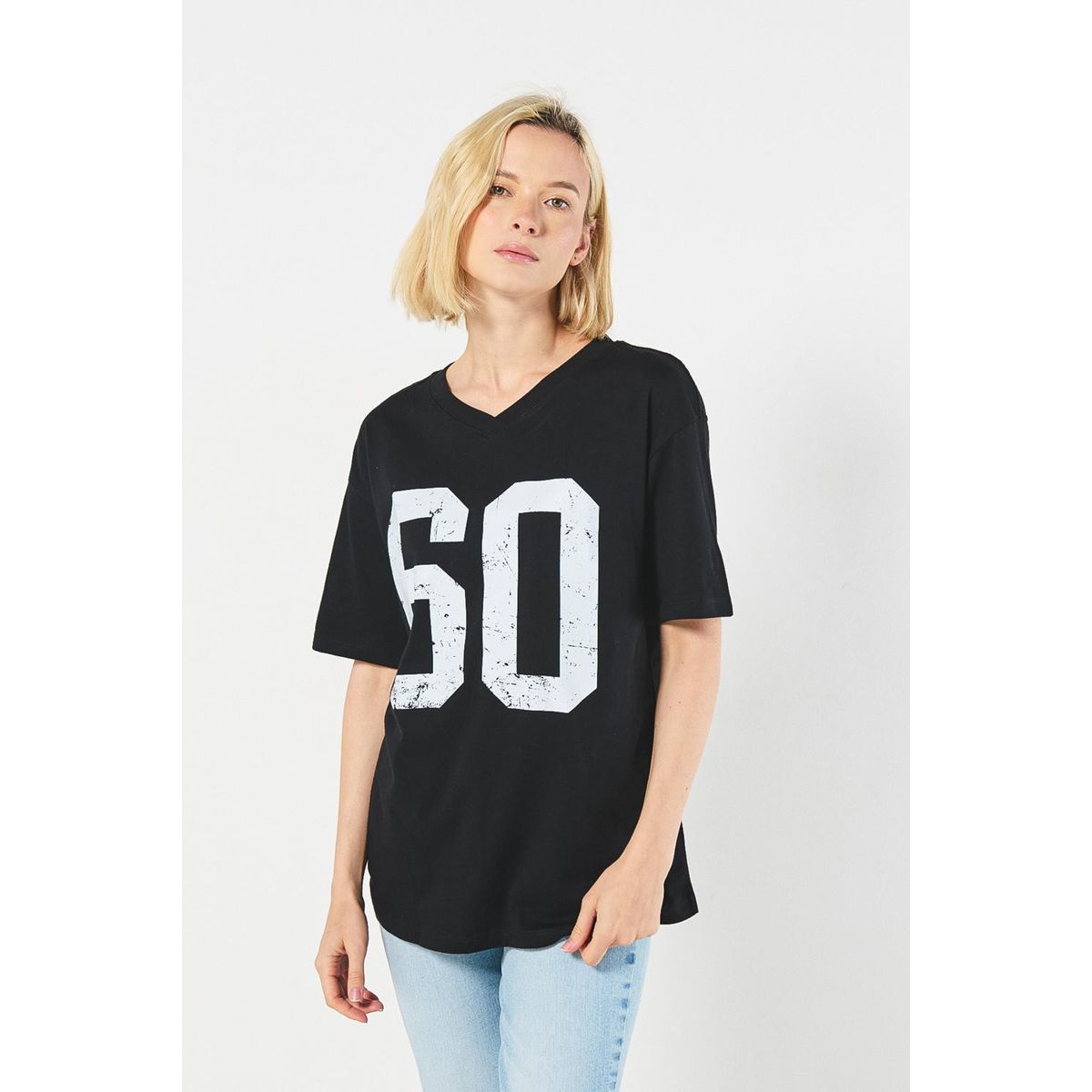 KOAJ - KOAJ Camiseta oversize negra con cuello V y diseño college Mujer