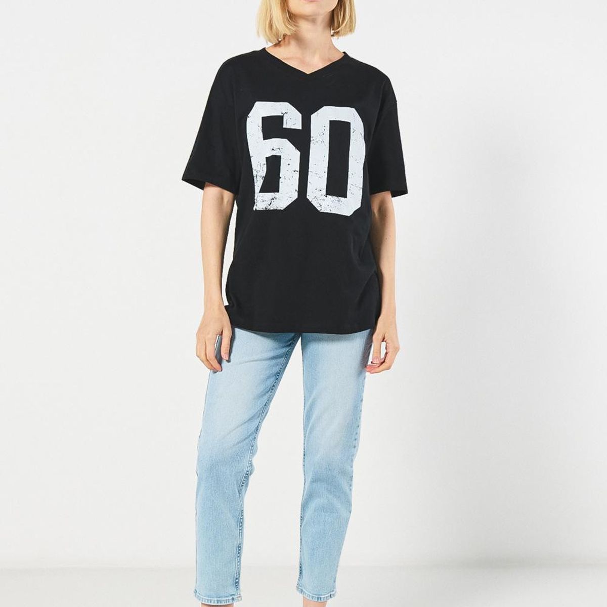 KOAJ - KOAJ Camiseta oversize negra con cuello V y diseño college Mujer