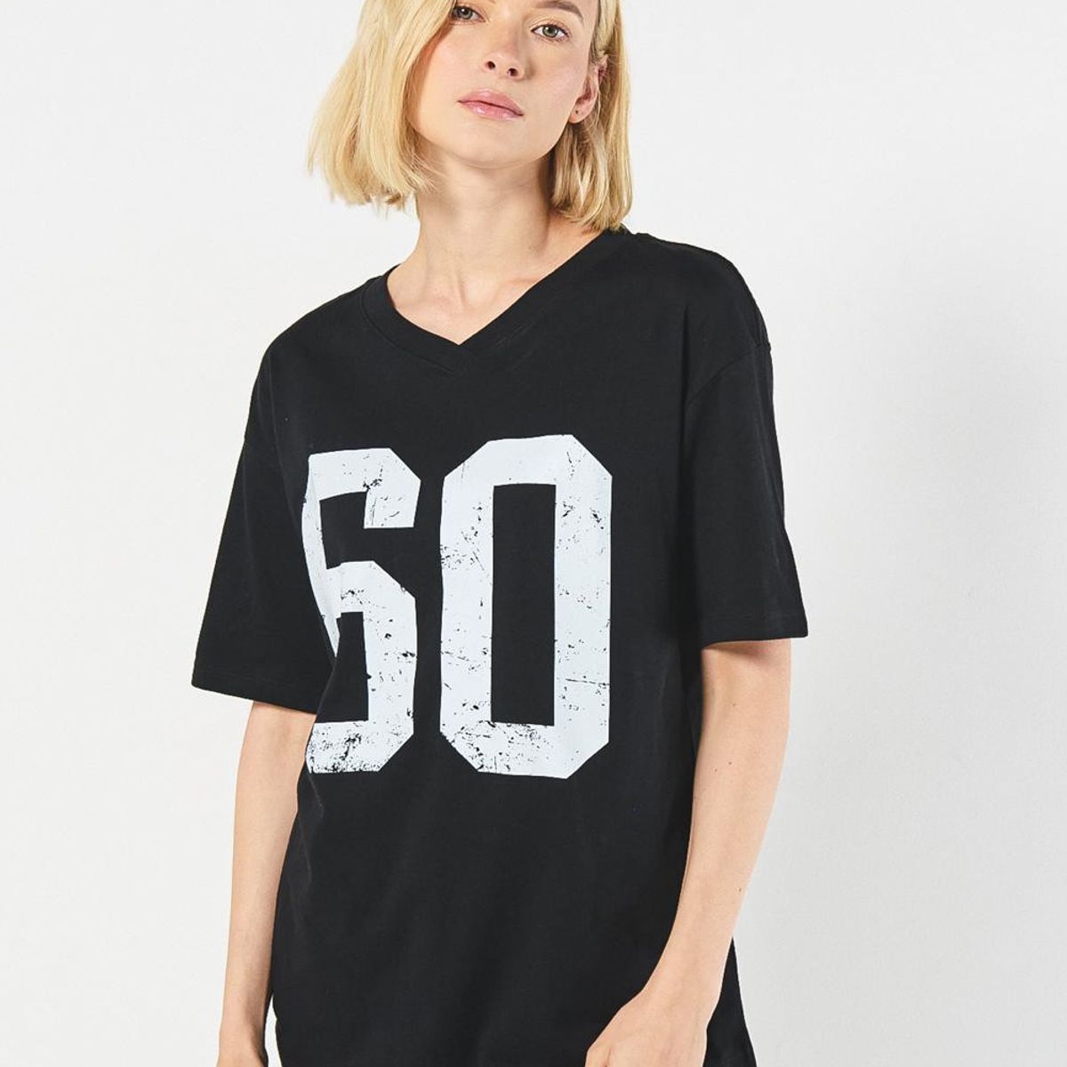 KOAJ - KOAJ Camiseta oversize negra con cuello V y diseño college Mujer