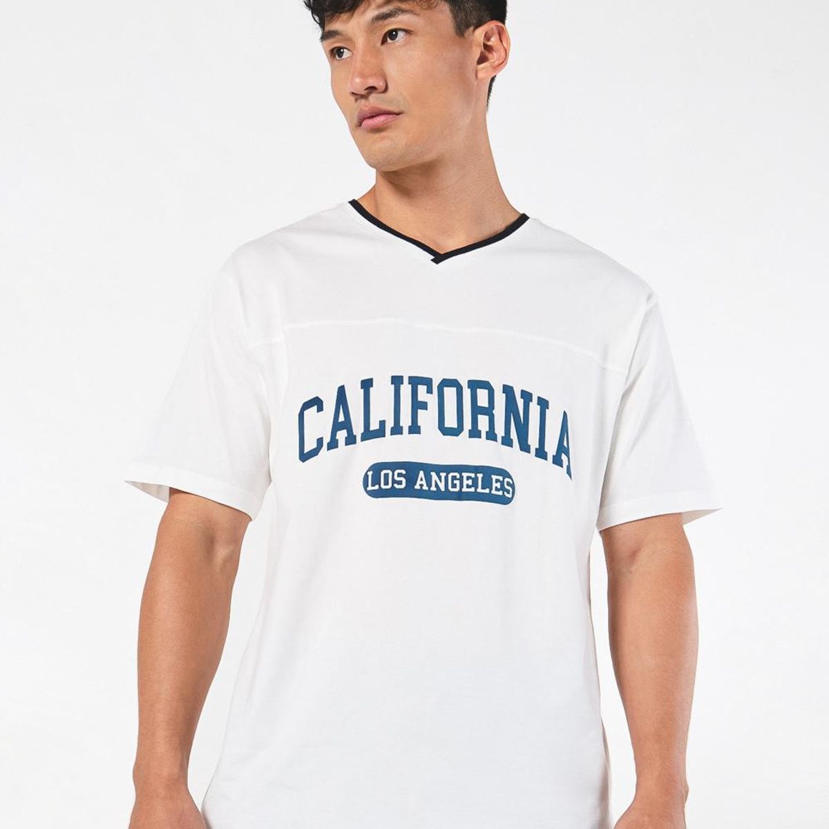 KOAJ - KOAJ Camiseta cuello V oversize crema con diseño college Hombre