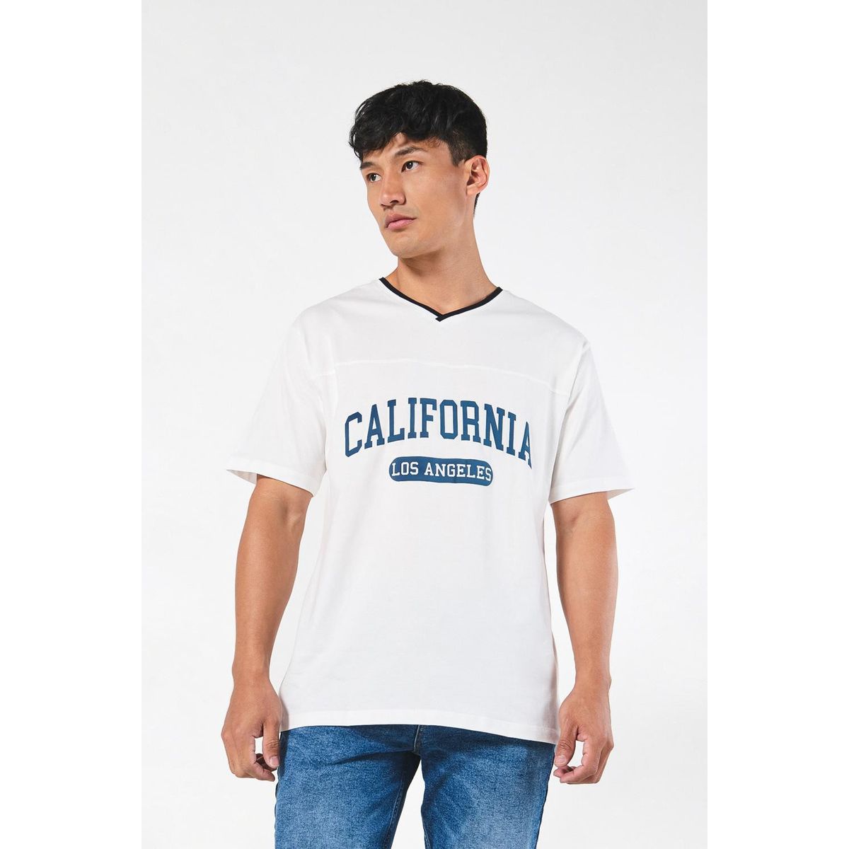 KOAJ - KOAJ Camiseta cuello V oversize crema con diseño college Hombre