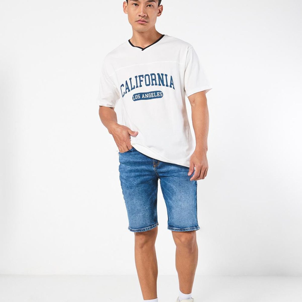 KOAJ - KOAJ Camiseta cuello V oversize crema con diseño college Hombre