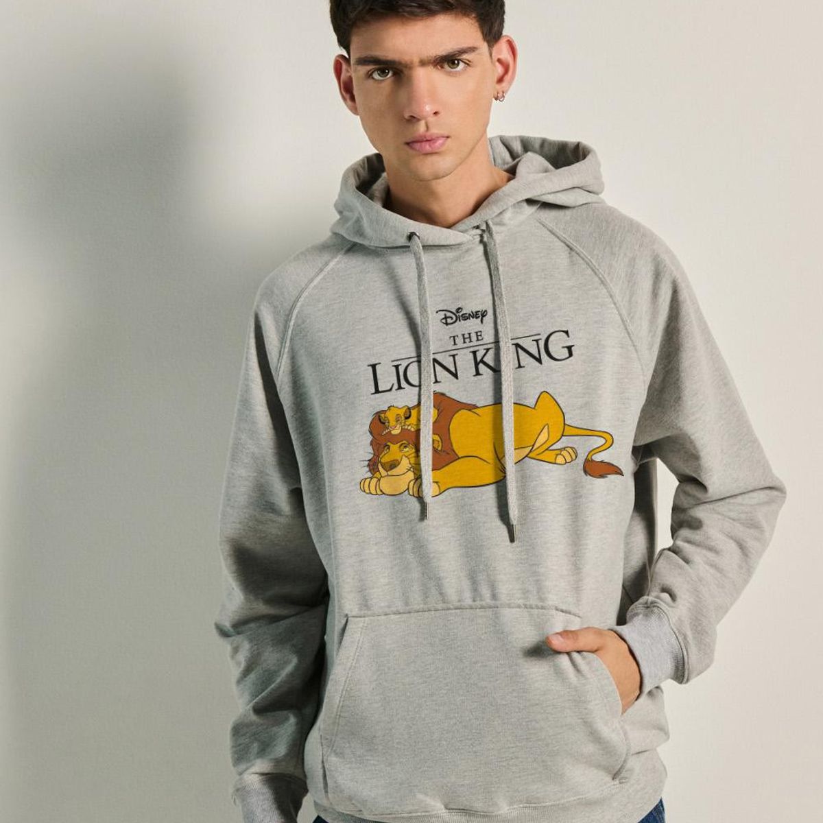 KOAJ - KOAJ Buzo capota ranglan con estampado de El Rey León HOMBRE